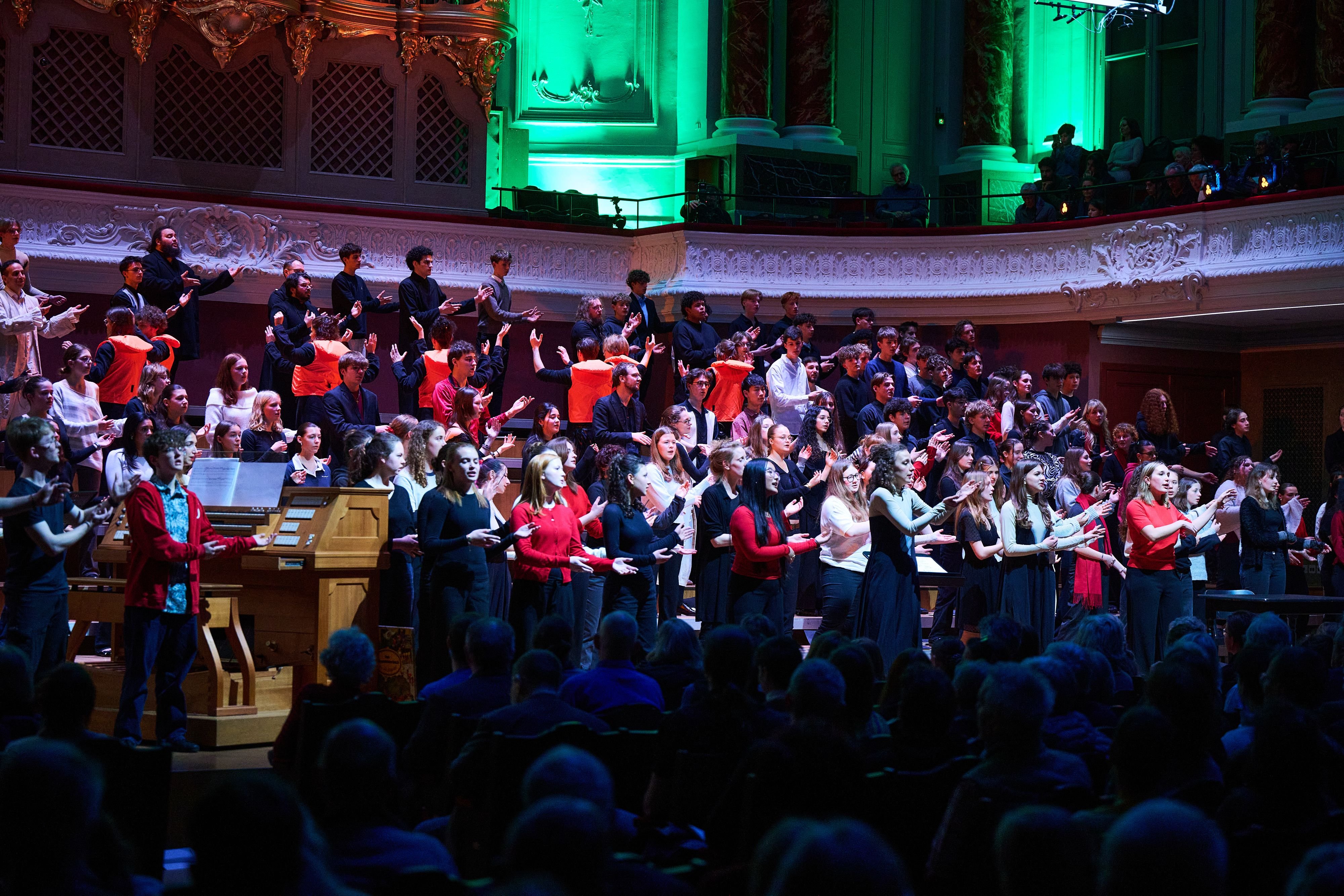 Papierflieger-statt-Kampfjets-Basler-Jugendch-re-singen-gegen-die-Endzeitstimmung-an