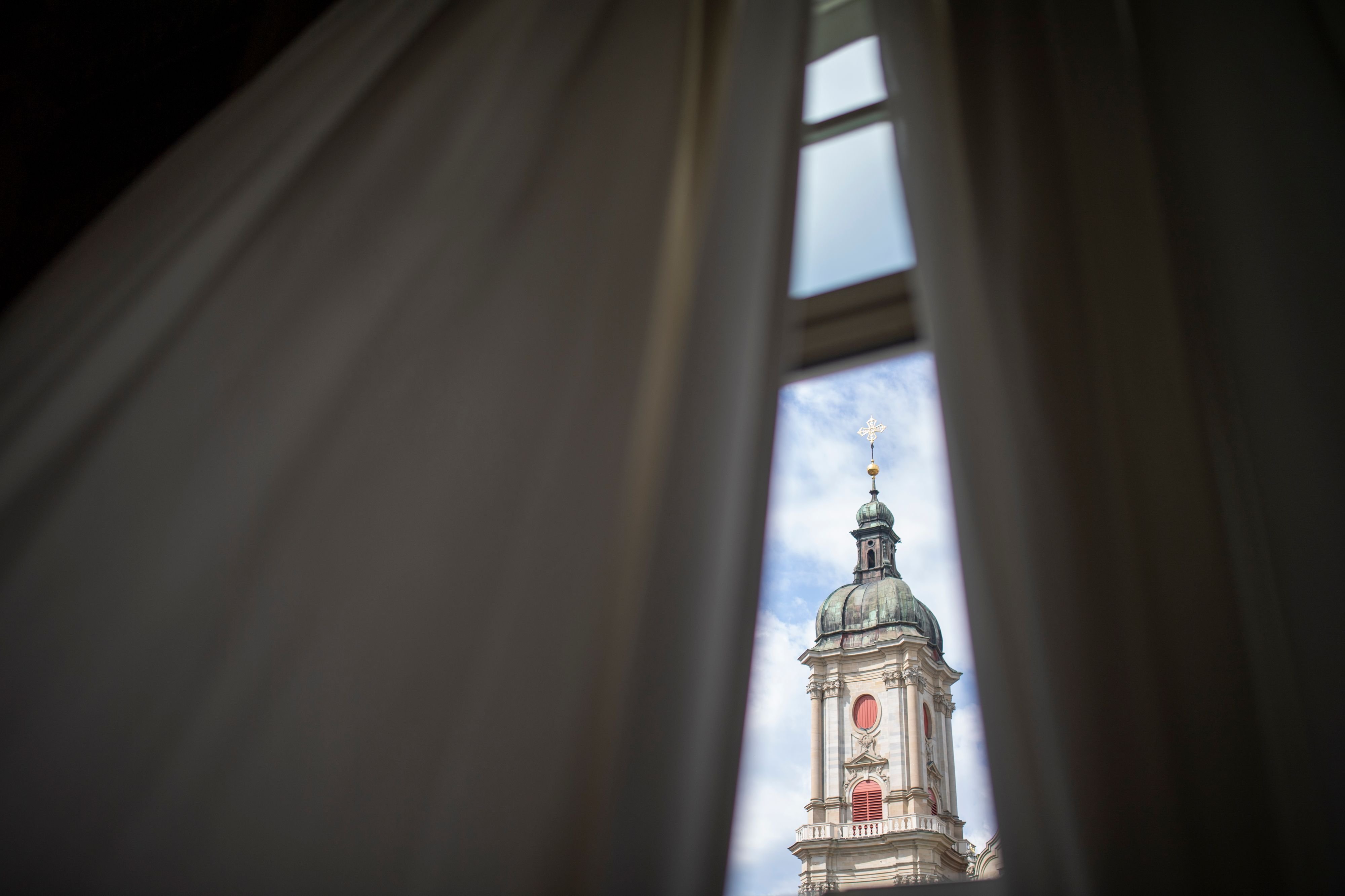 st-galler-staatsanwaltschaft-stellt-untersuchung-gegen-katholische-priester-ein-kirche-nimmt-verfahren-wieder-auf