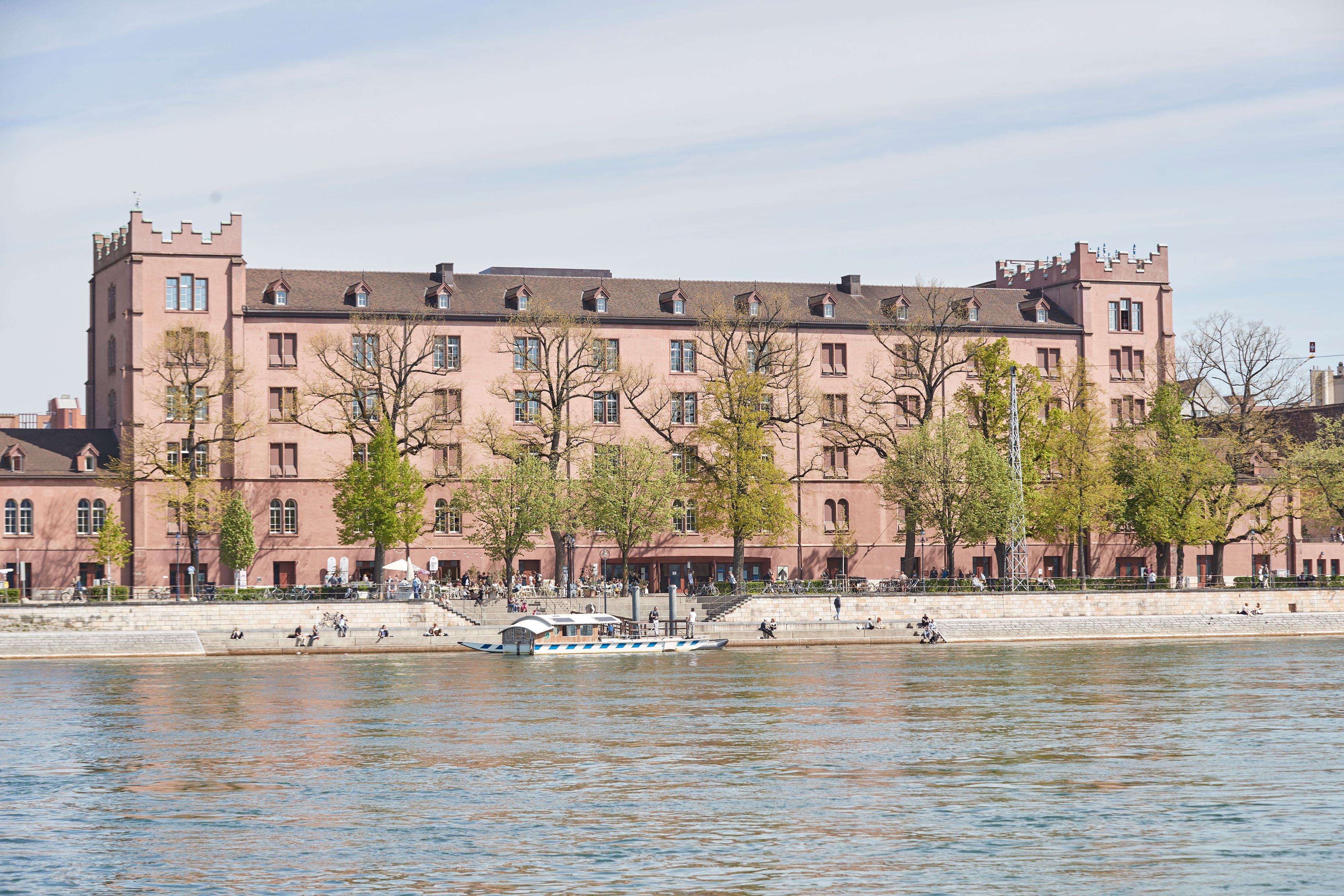 -Kuni-Gunde-Betreiber-bernehmen-Restaurant-im-Kasernenhauptbau