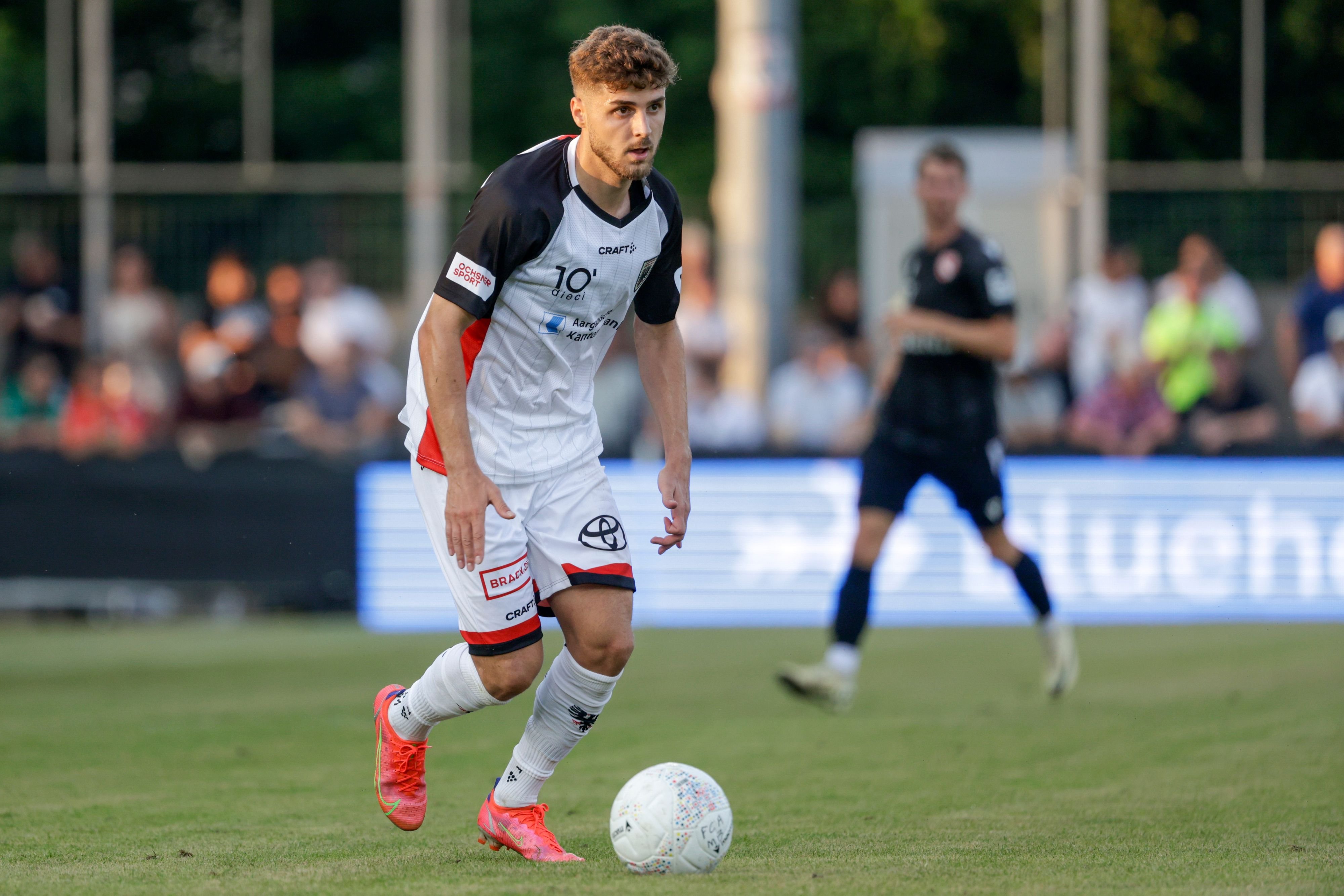 Vertrauensbeweis-nach-berstandenem-Kreuzbandriss-Aarau-verl-ngert-mit-Aliu