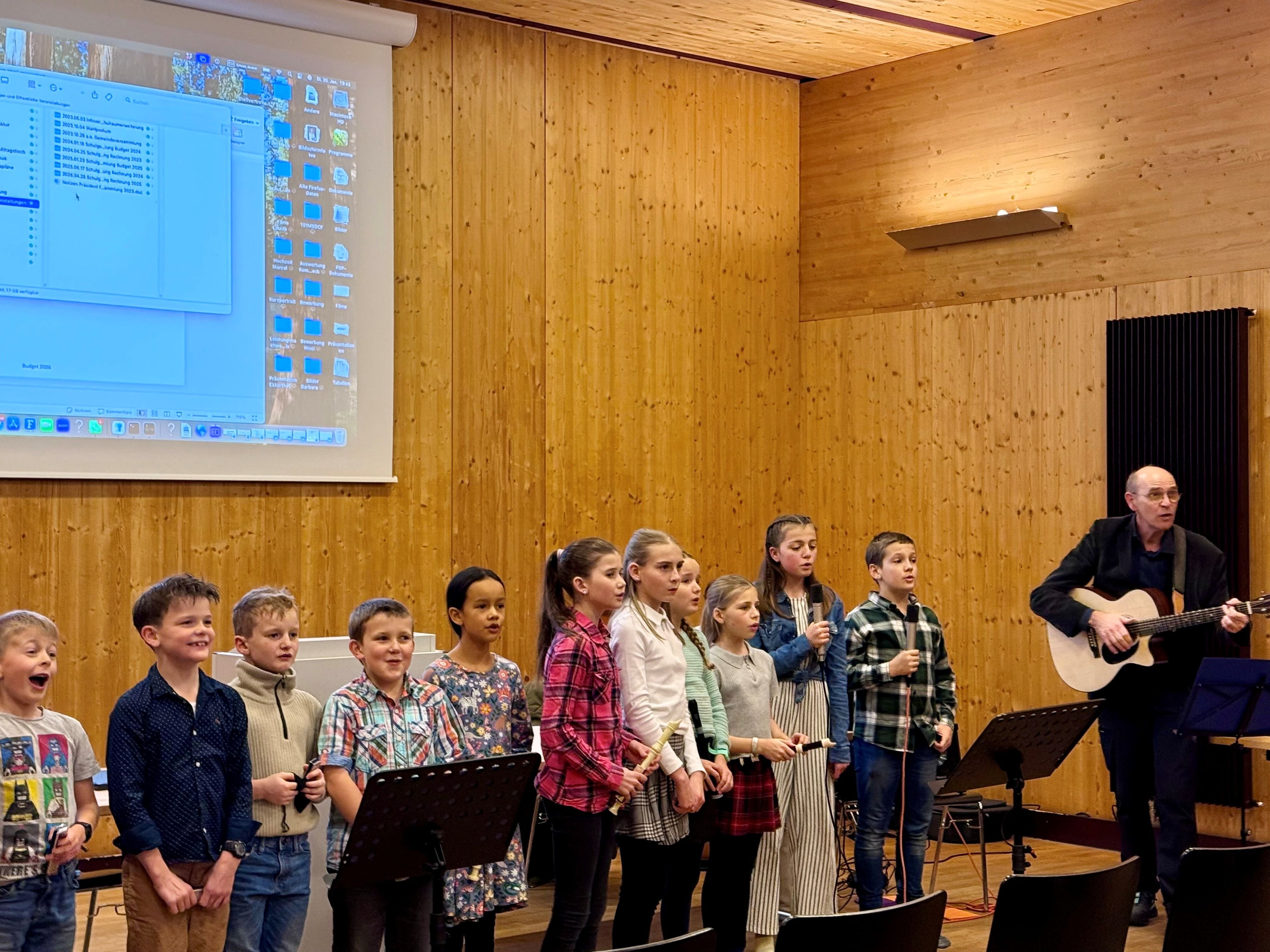 Neuer-Schulbus-wird-angeschafft-und-der-letzte-Spielplatz-im-Kemmental-saniert