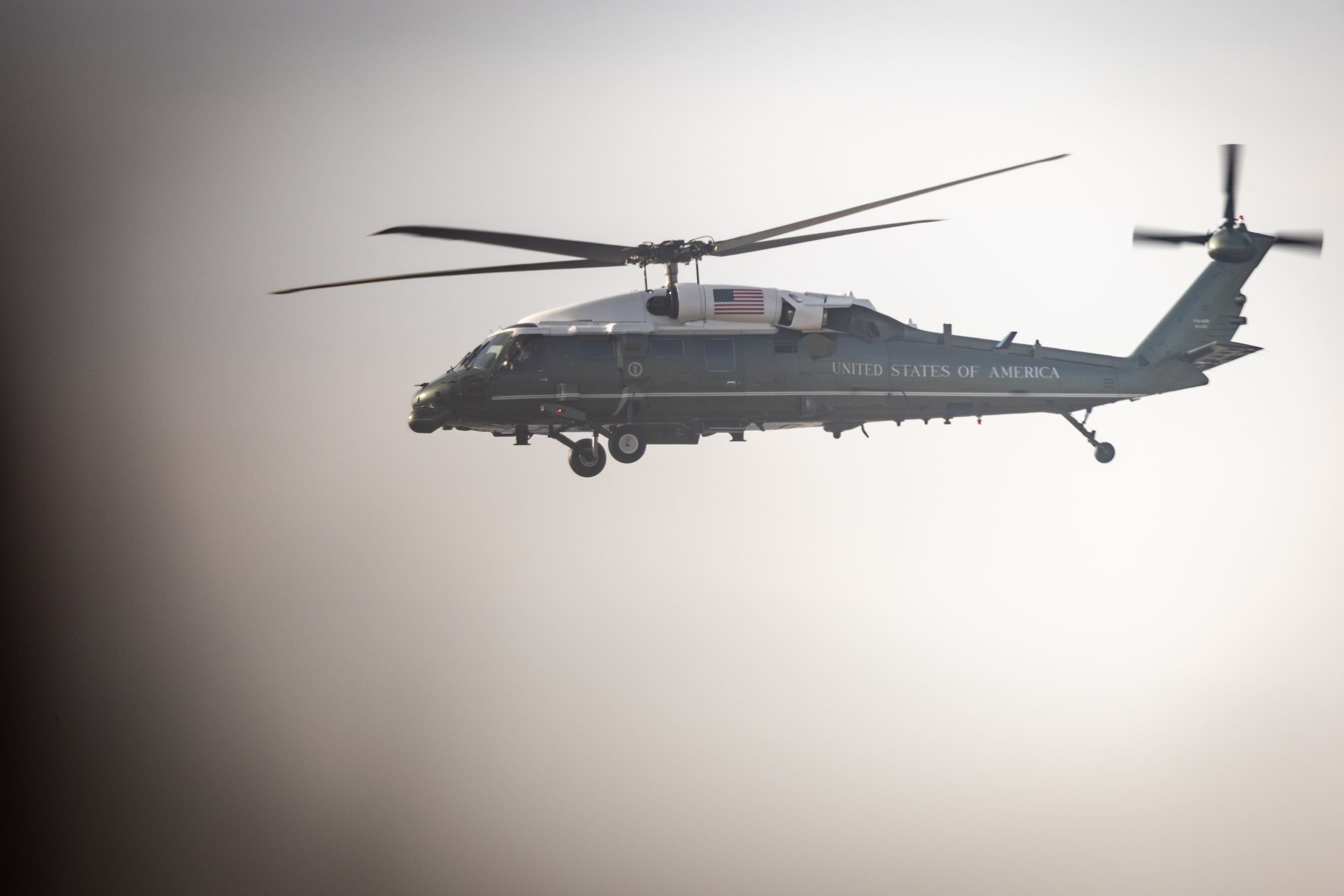 dondal-trump-steigt-in-z-rich-von-der-air-force-one-in-den-helikopter