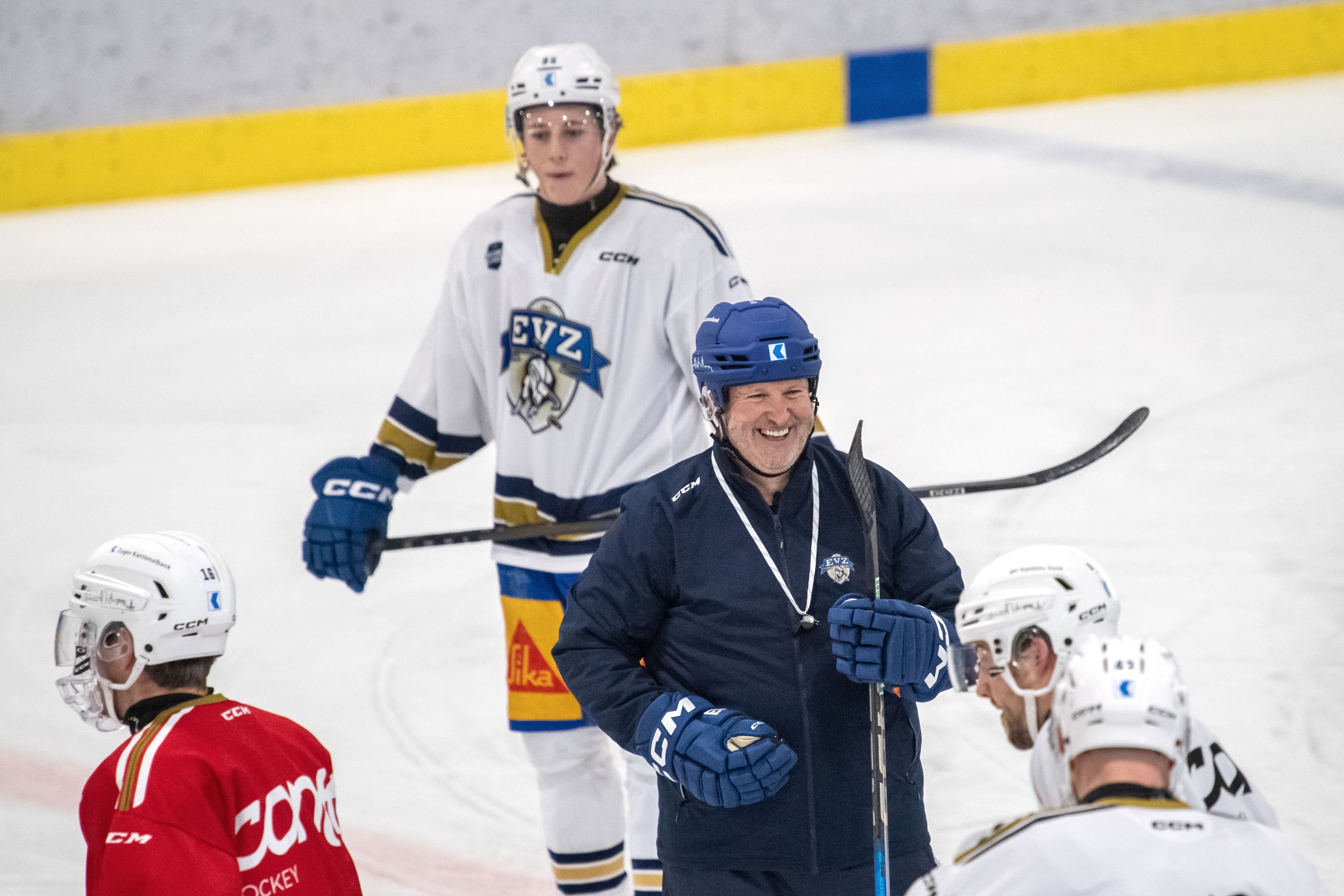 Mission-Playoffs-statt-Zigarre-in-New-York-Wie-der-EVZ-Trainer-das-Team-aus-dem-Schlamassel-ziehen-will