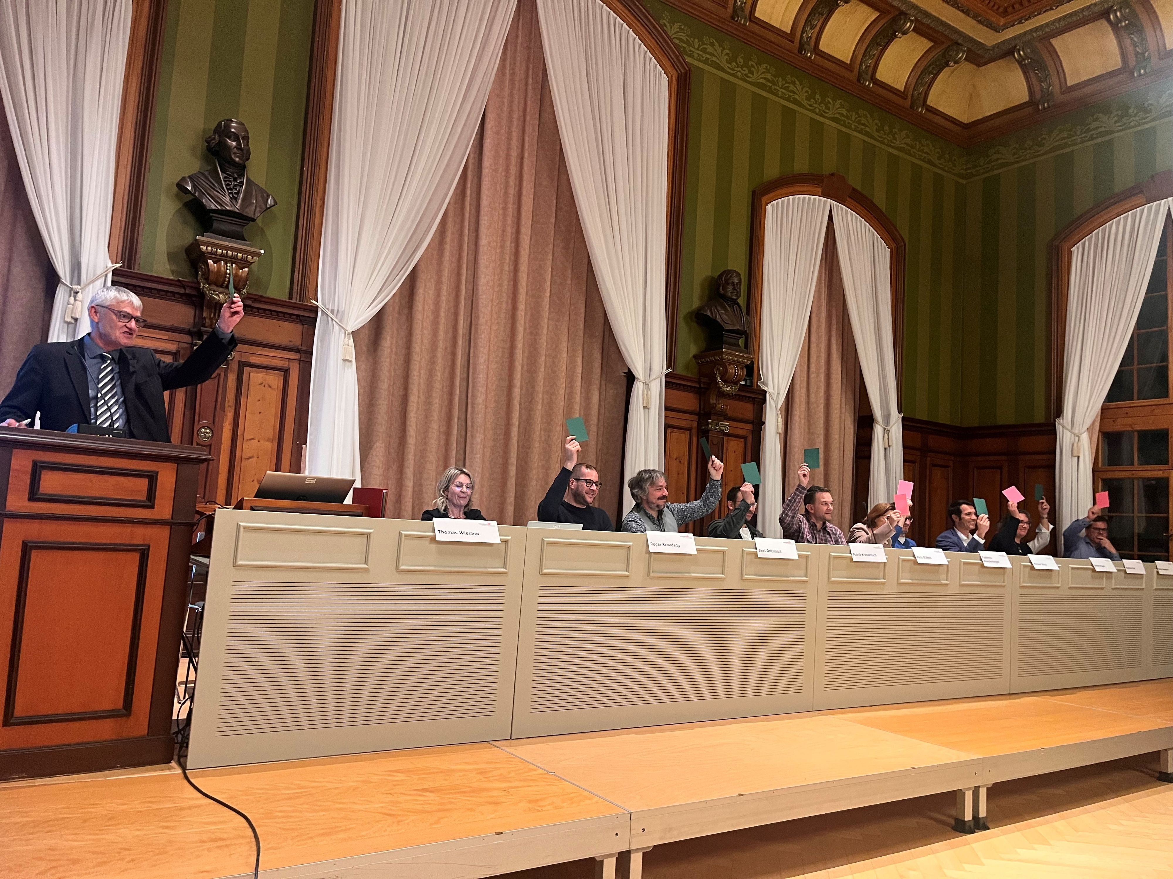 -liste-mit-offenen-fragen-ist-mehrere-seiten-lang-diese-infos-gab-es-an-der-weinfelder-schulversammlung-zum-megaprojekt-volksschulgemeinde