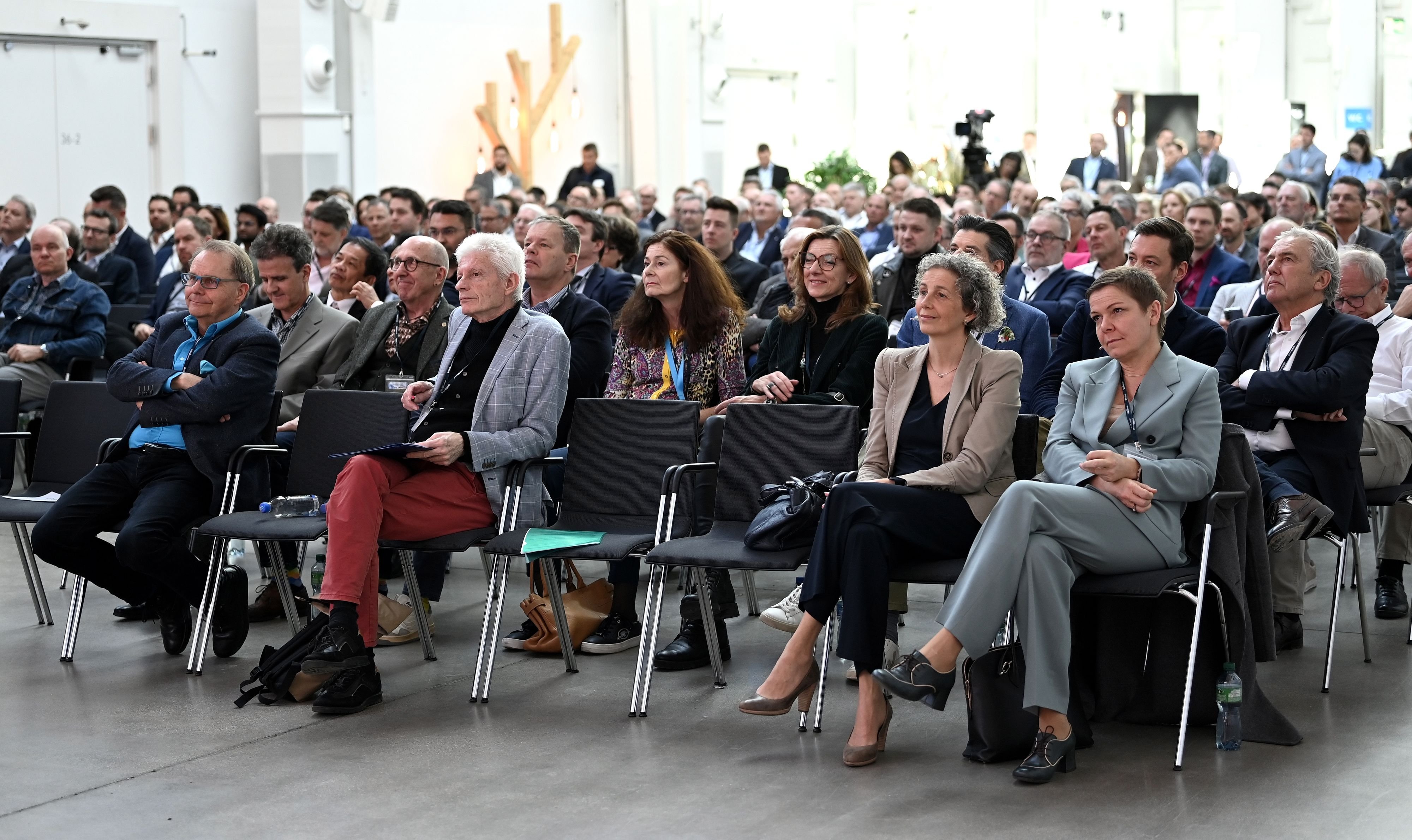 Kino-im-Umbruch-KMU-Swiss-Symposium-erm-glicht-seltenen-Blick-hinter-Kinoleinwand
