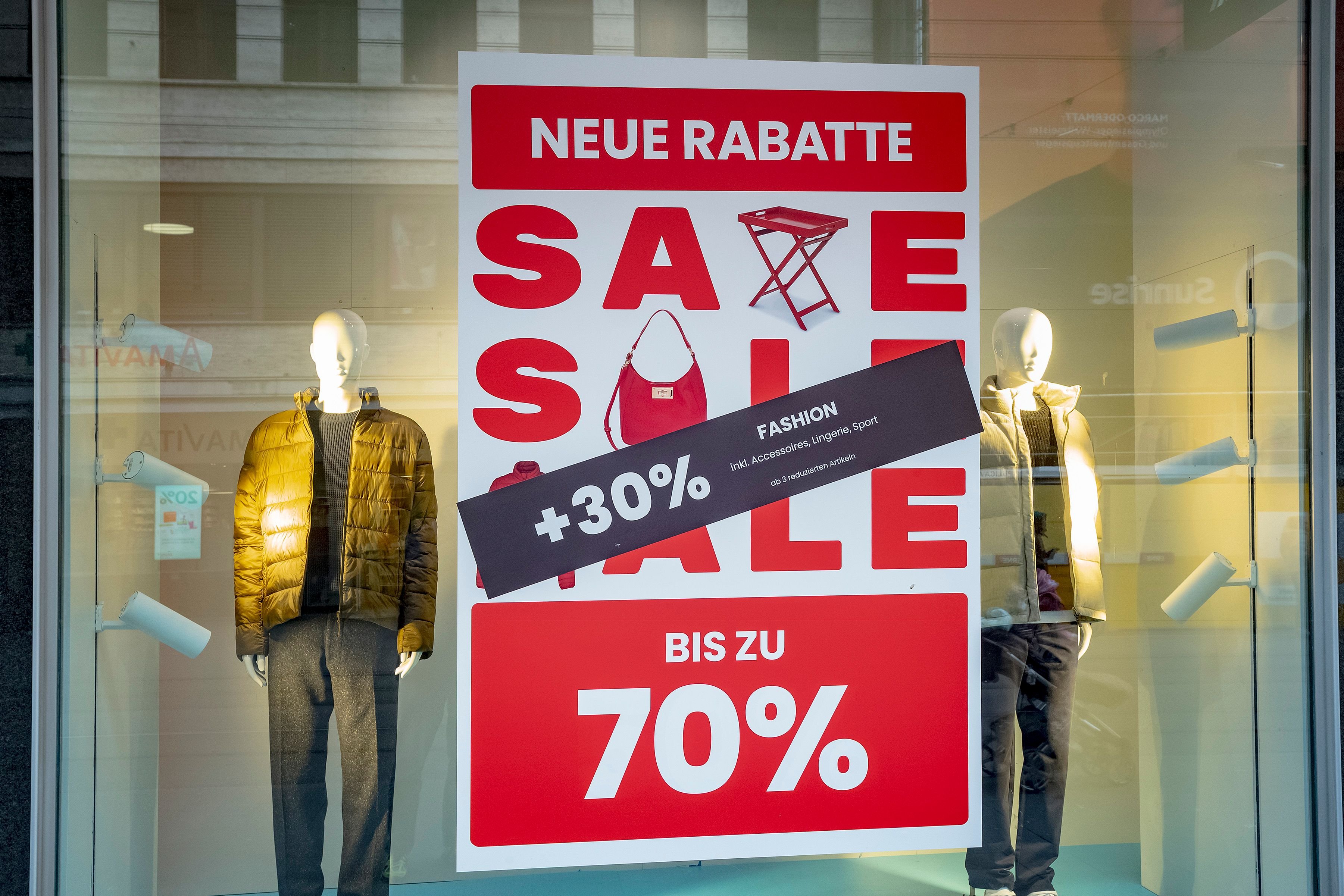 Wenn-die-Rabattschlacht-Opfer-fordert-Verwirrender-Sale-an-der-Basler-Greifengasse