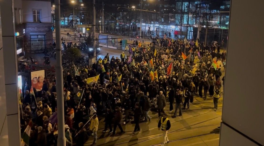 Nur-ein-paar-Pyros-gez-ndet-Unbewilligte-Rojava-Kundgebung-verl-uft-friedlich