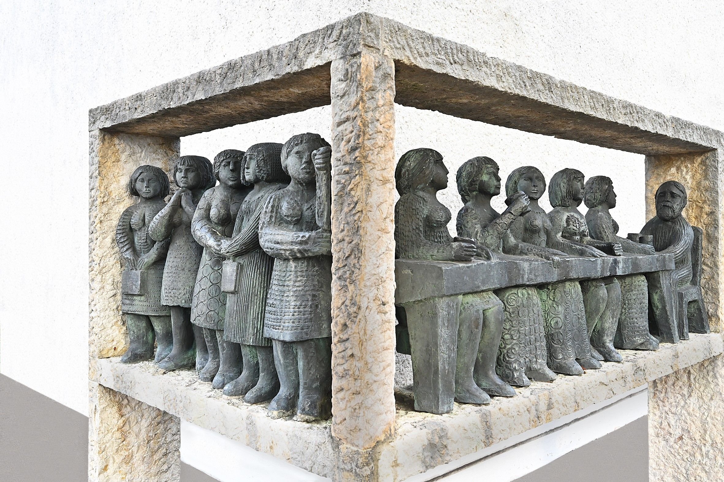 -Ein-lterer-Herr-mit-jungen-Meitli-das-passt-nicht-mehr-zu-unserer-Gemeinde-Kirche-will-Jungfrauen-Plastik-ausmisten