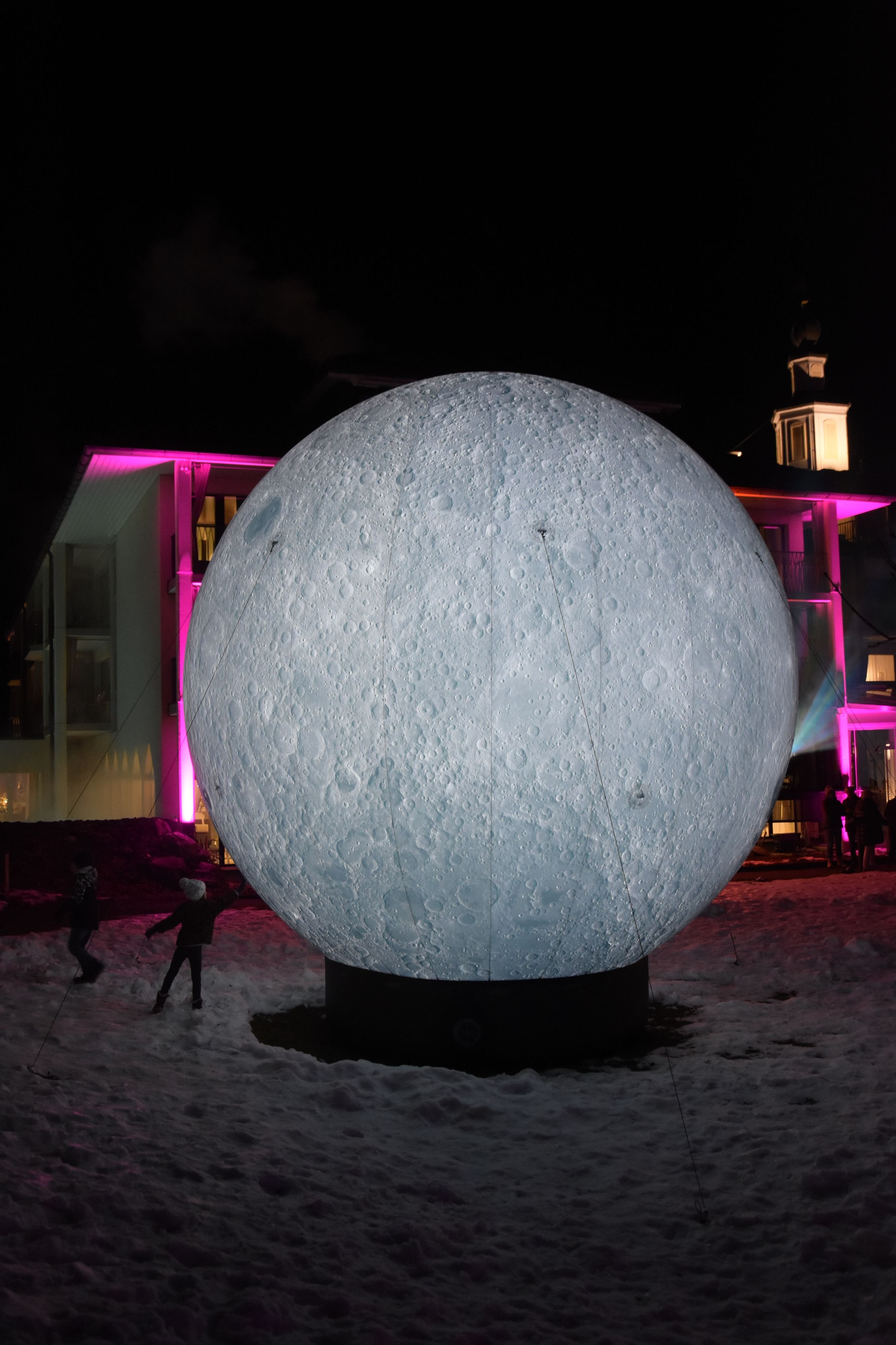 Lichterzauber-im-Hof-Weissbad-Ein-Rundgang-durch-Licht-und-Projektionen