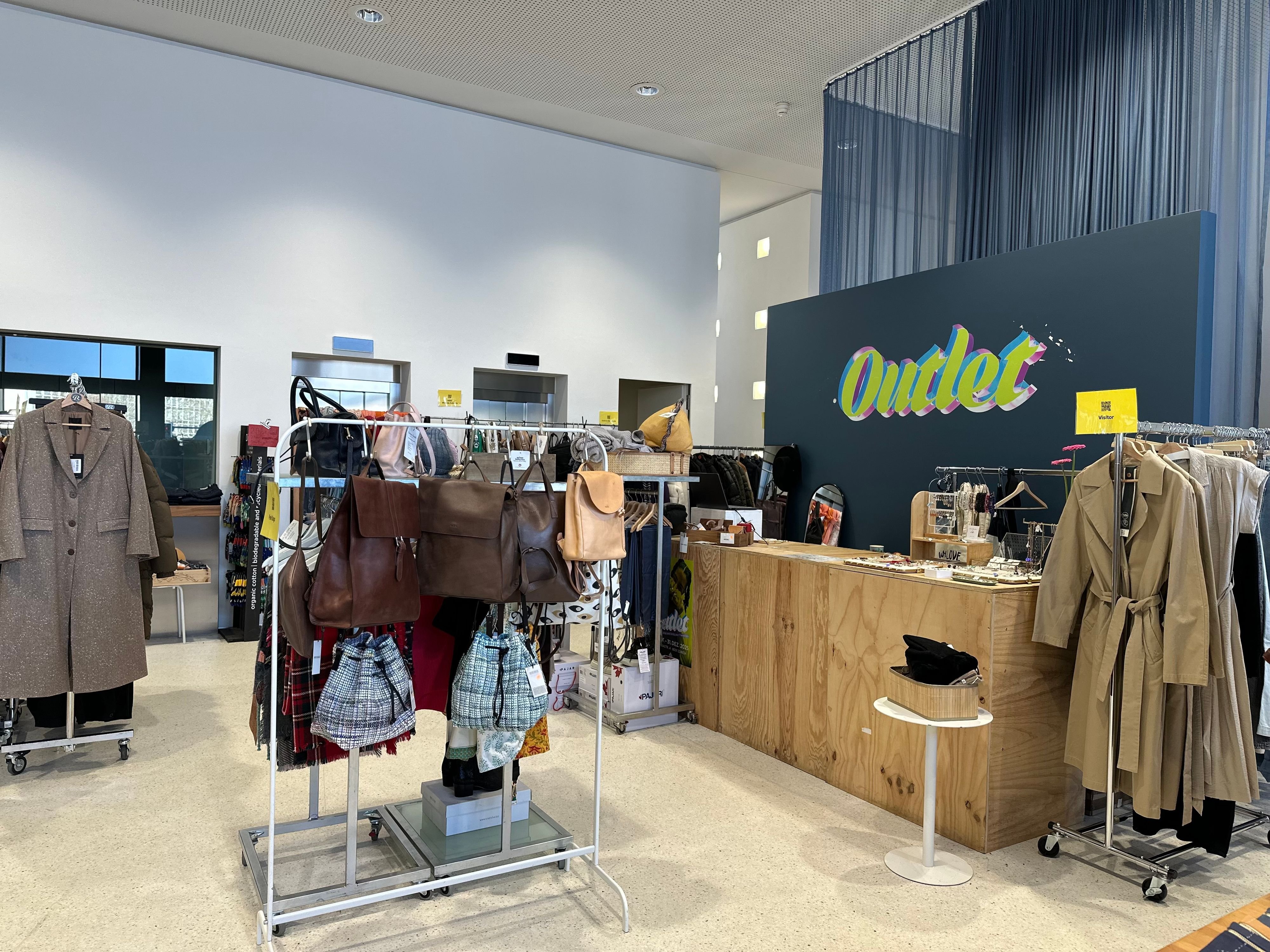 Weiterverkaufen-statt-wegwerfen-Pop-Up-Outlet-verkauft-abgelaufene-Kleidung-in-St-Gallen