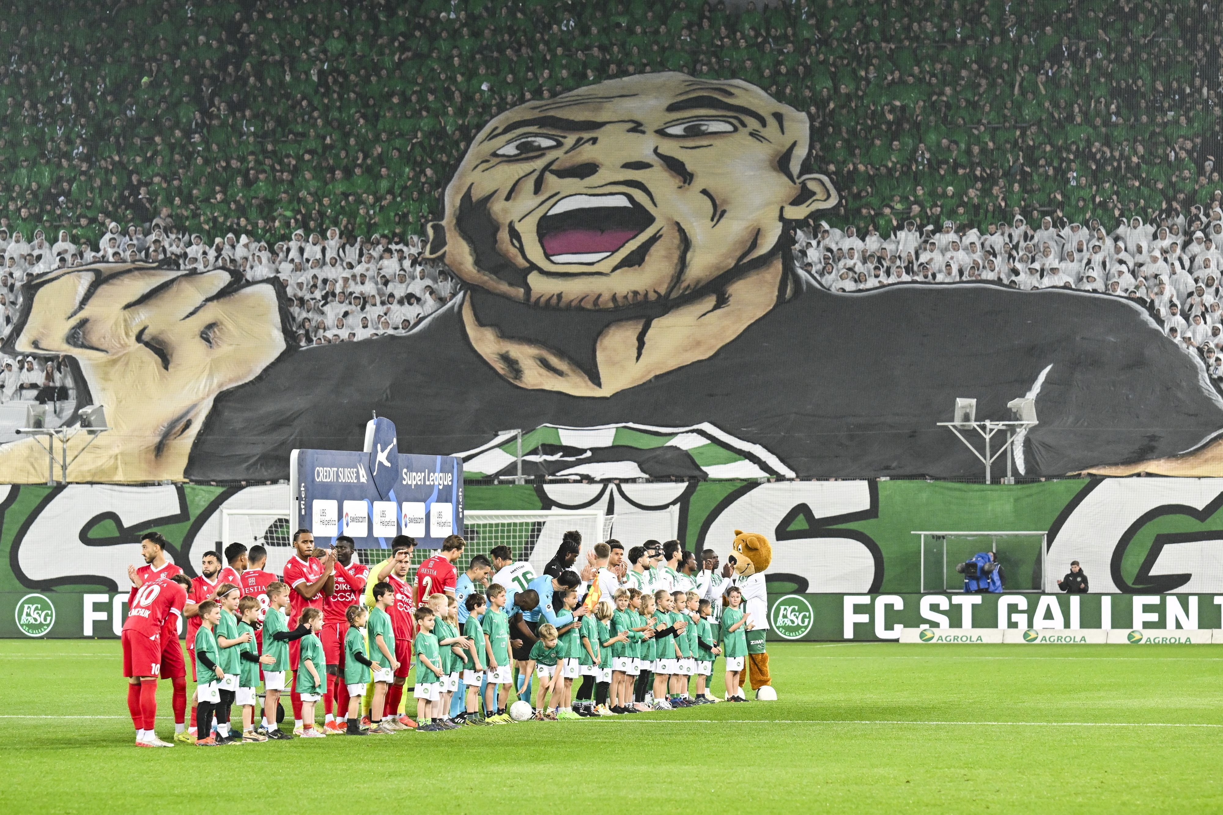 Zwischen-Rasenfrust-und-Titeljagd-der-FCSG-startet-gegen-kriselndes-Servette-Trainer-Enrico-Maassen-kann-fast-aus-dem-Vollen-sch-pfen