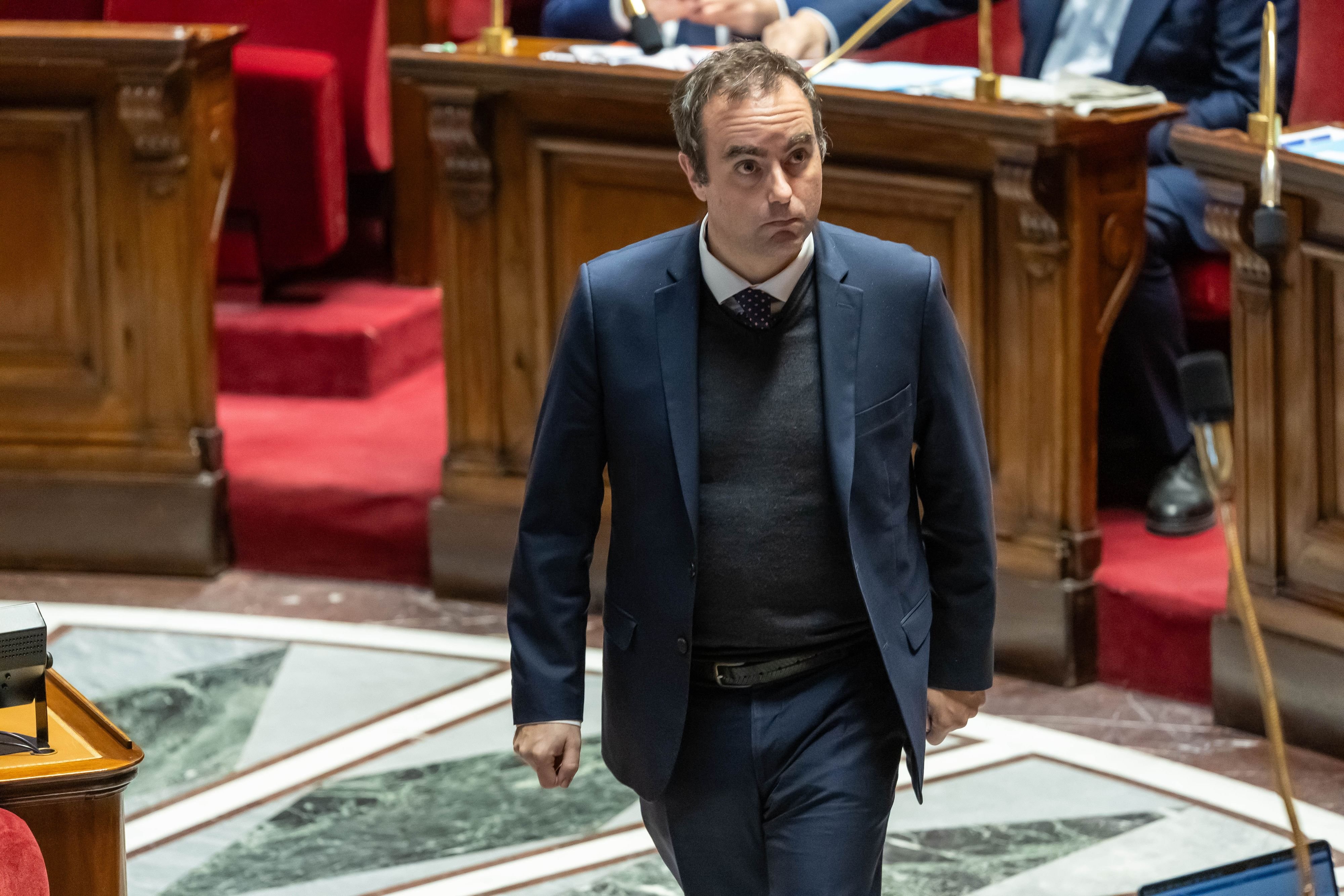 Frankreichs-Regierung-bersteht-Misstrauensvoten