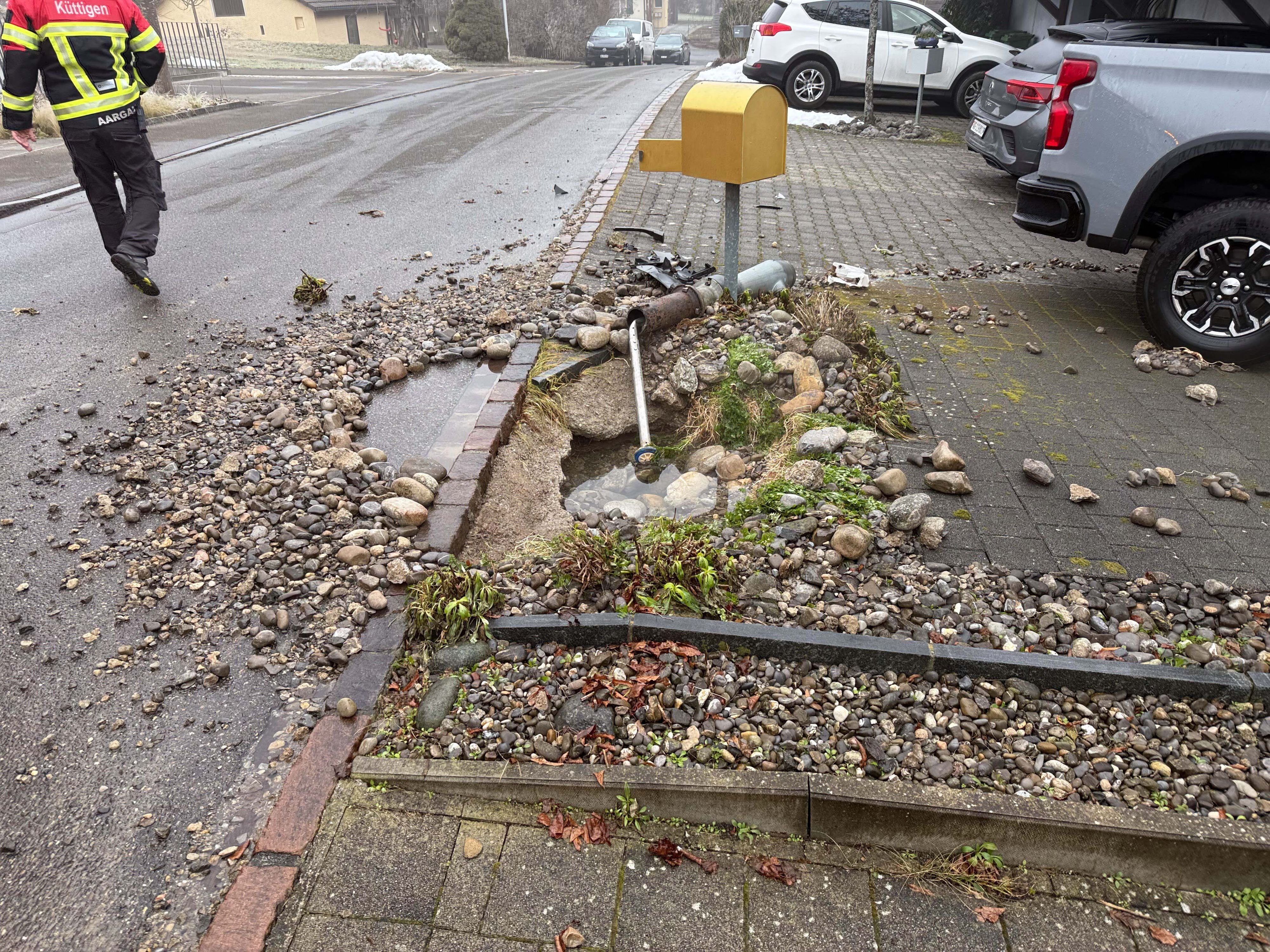 Auto-prallt-gegen-Hydranten-Keller-und-Garagen-berflutet