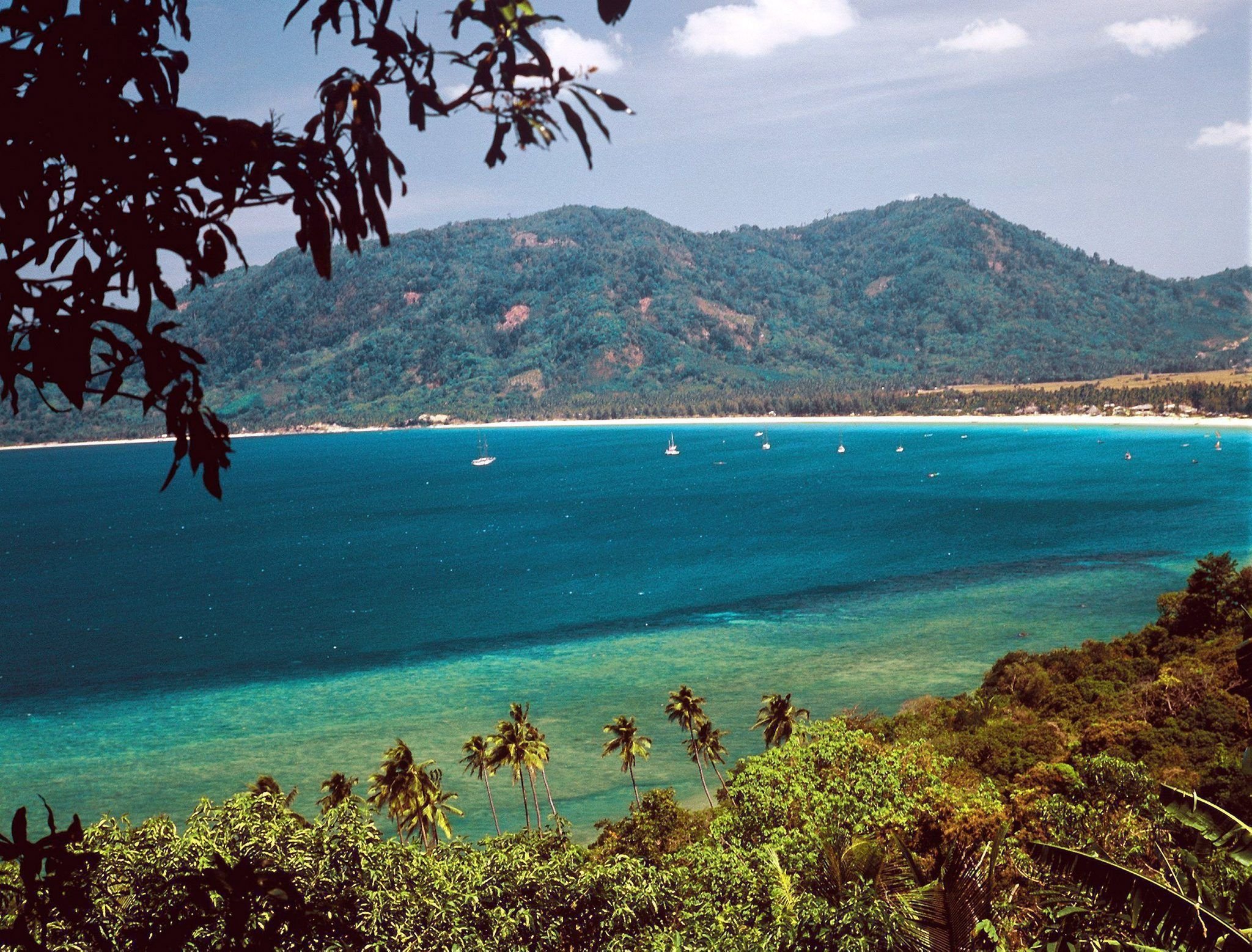 Paillettentops-und-Wanderschuhe