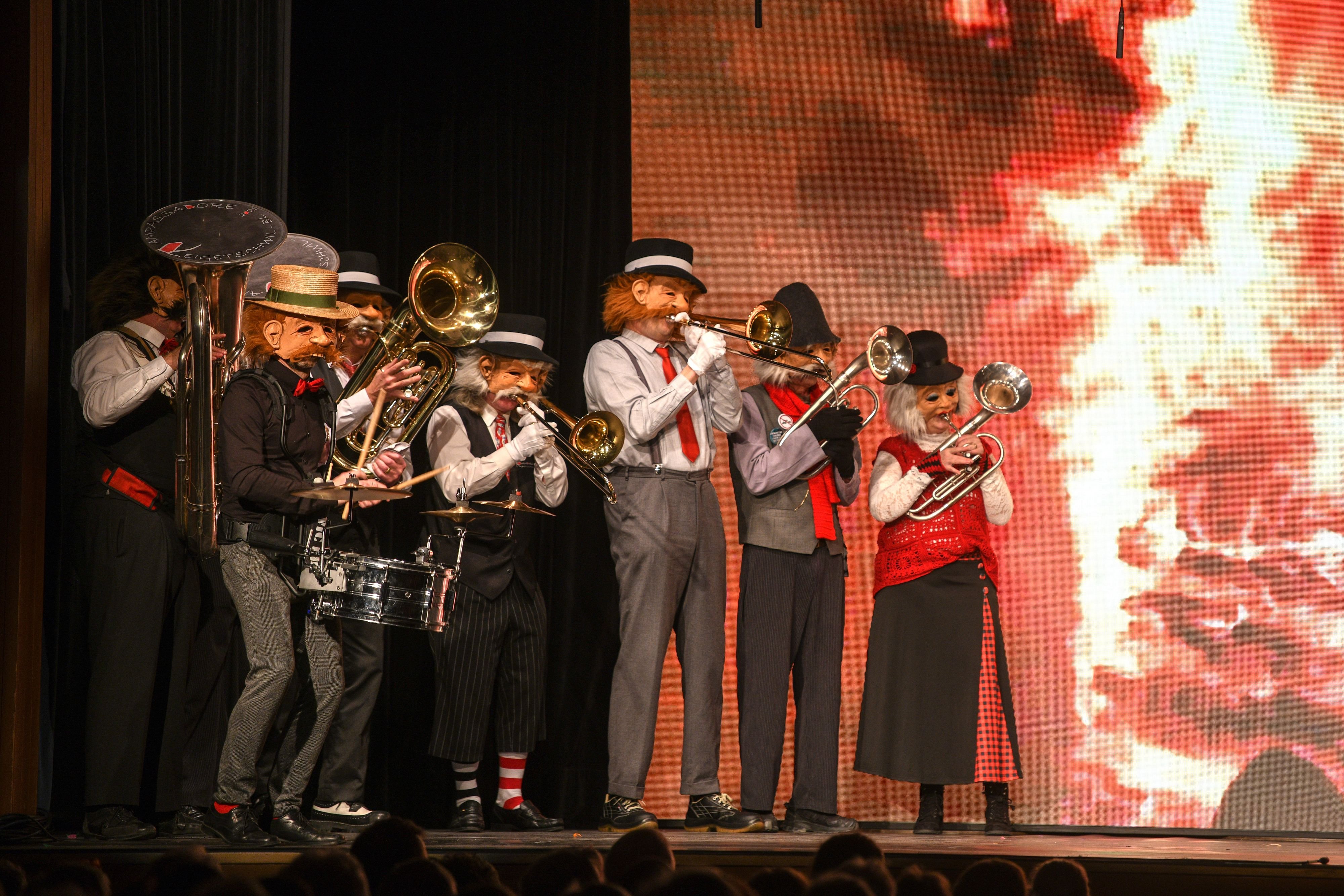 Satirische-Texte-und-Guggenkonzerte-auf-dem-Dorfplatz-Das-ist-die-Baselbieter-Vorfasnacht-2026