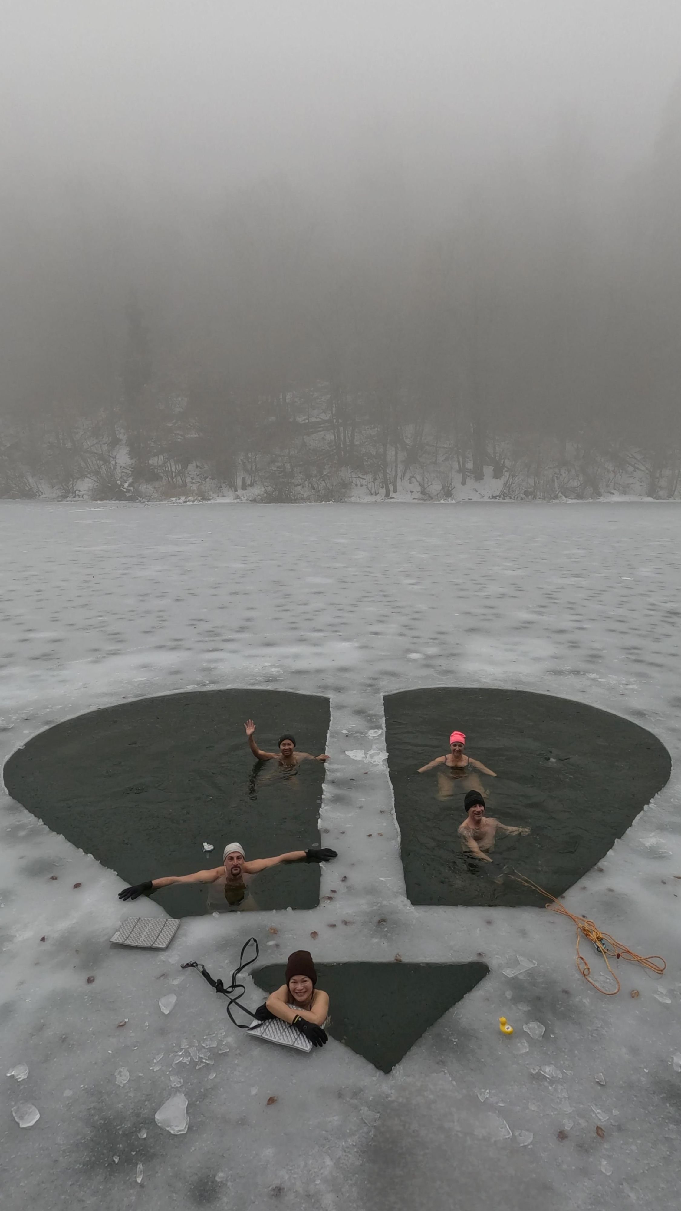 Herzhaftes-Bad-im-Egelsee-W-renloserin-bohrt-sich-durch-10-Zentimeter-dicke-Eisschicht