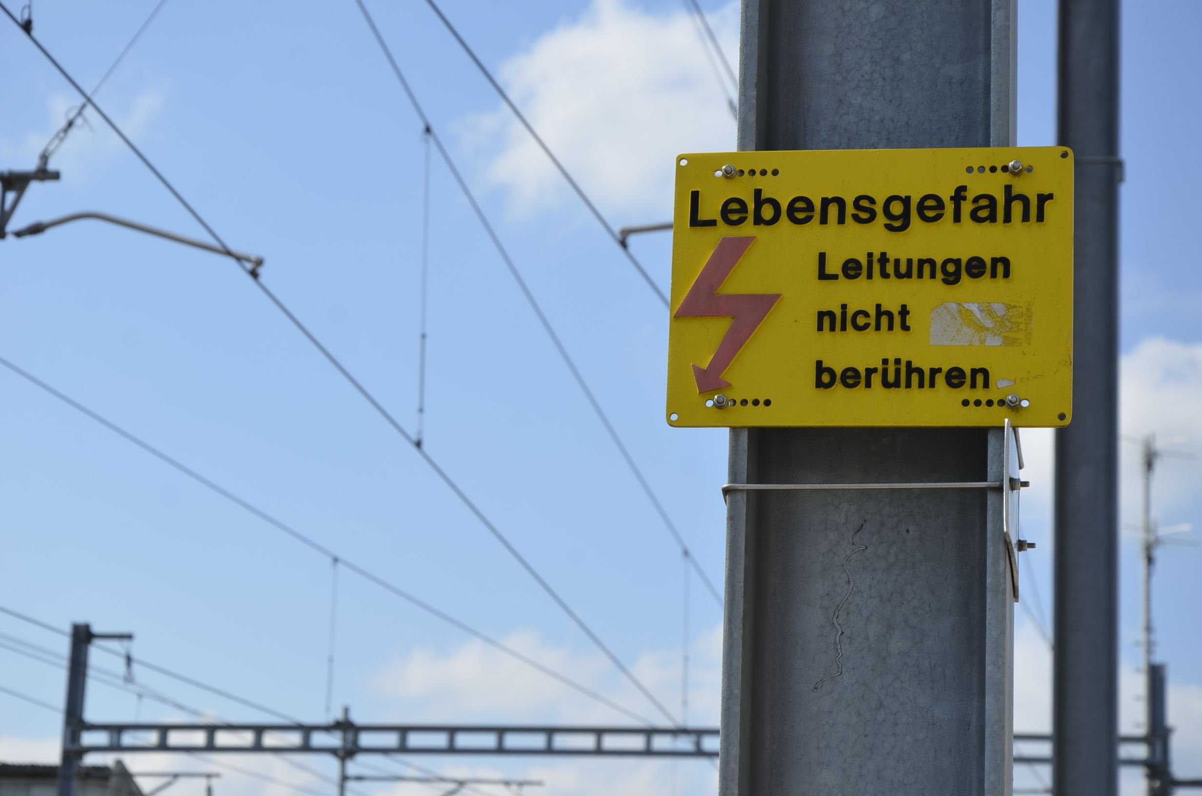 17-j-hriger-klettert-auf-g-terzug-stromschlag-t-tet-ihn-sofort