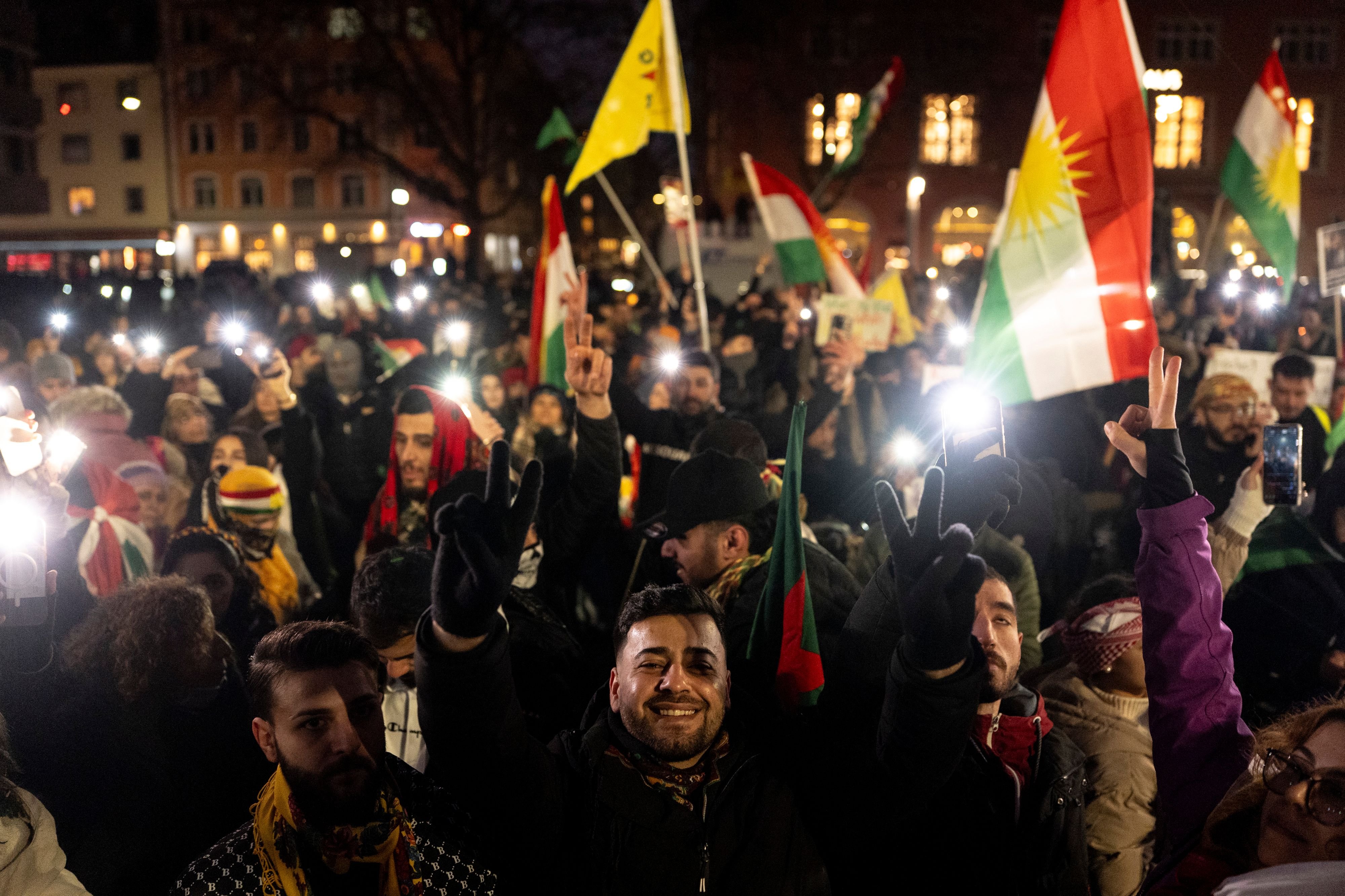 Tausende-ziehen-durch-Z-richs-Strassen-sie-wollen-ein-autonomes-Rojava-und-eine-klare-Positionierung-vom-Bundesrat