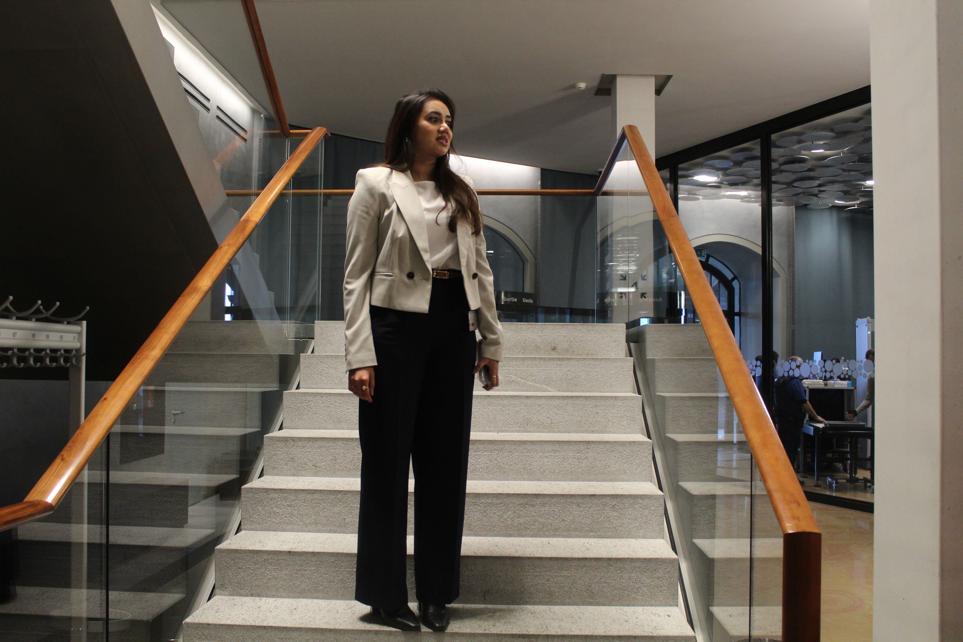 Als-ob-sie-schon-ewig-dabei-w-re-Nationalr-tin-Farah-Rumy-f-hrt-mit-Grenchner-Verein-durch-das-Bundeshaus