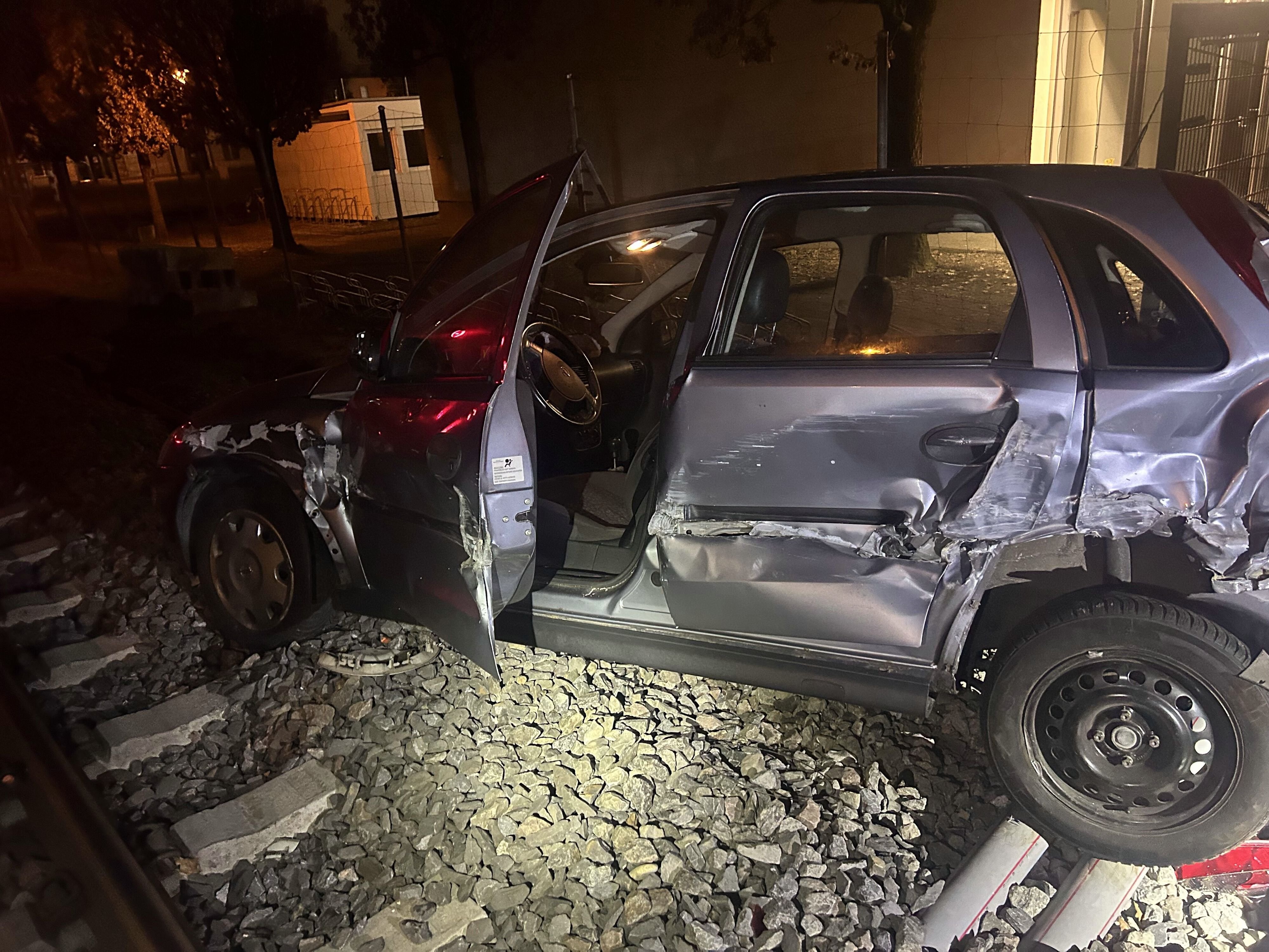 zug-kollidiert-mit-auto-fahrer-fl-chtig