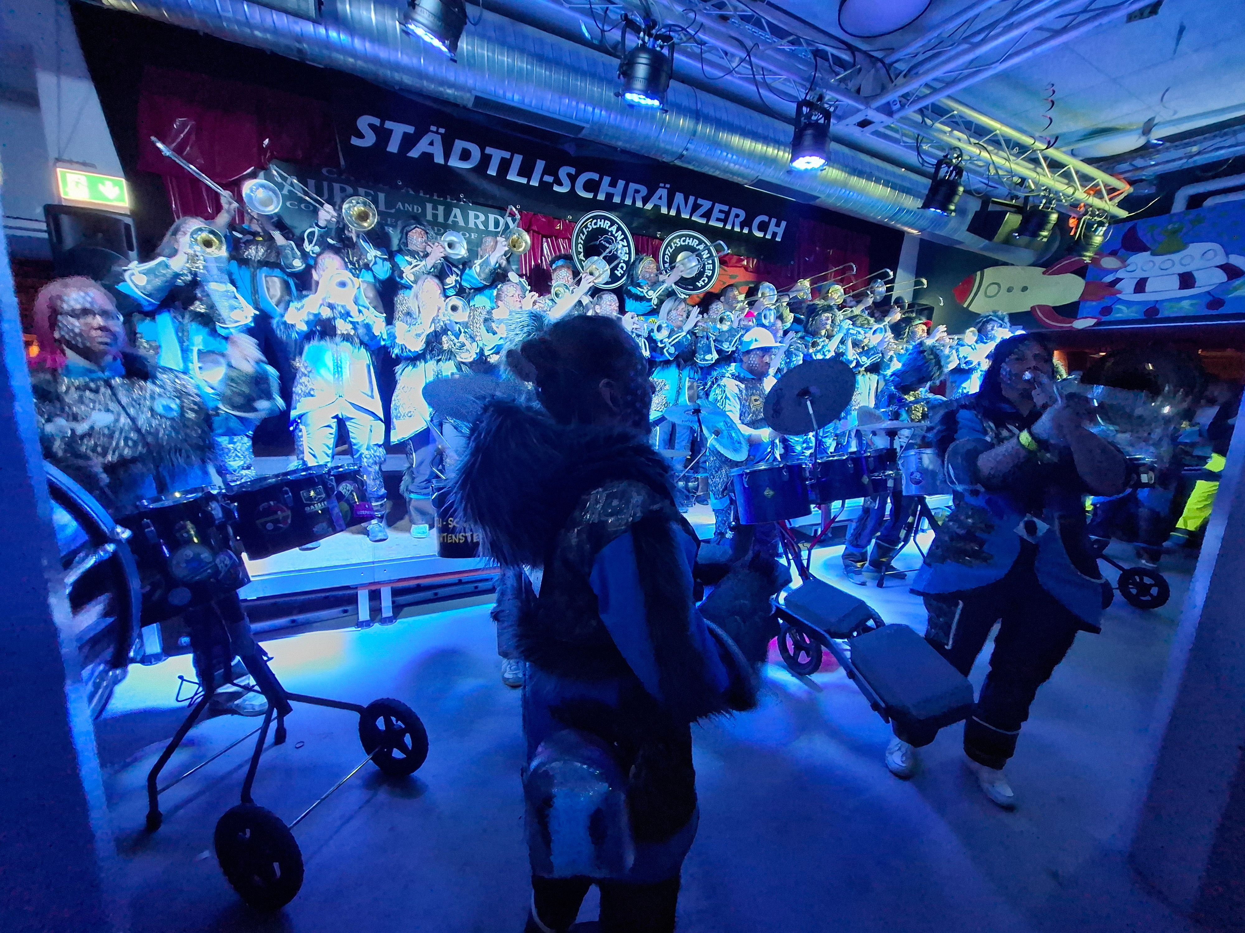 Viele-haben-selber-Hand-angelegt-Schon-wieder-neue-Gw-ndli-f-r-die-Lichtensteiger-Guggenmusik