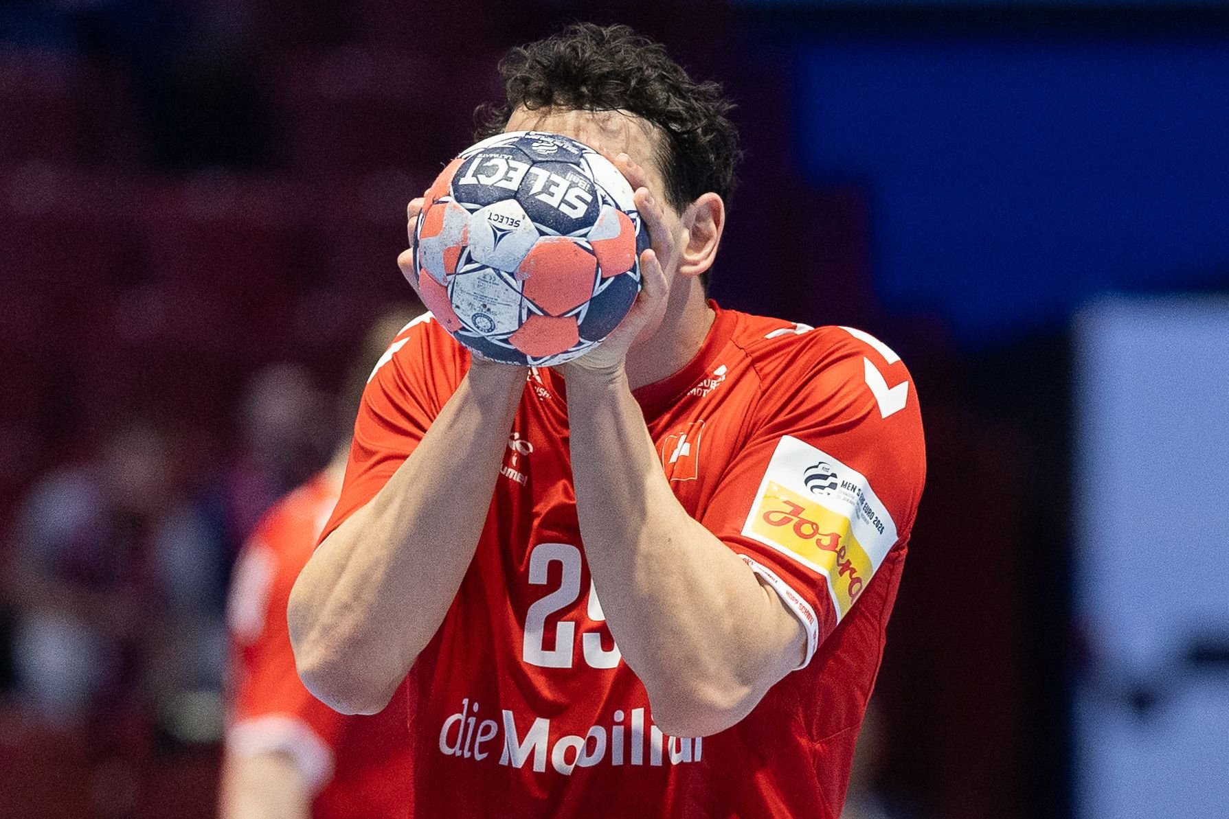 -Was-soll-der-Scheiss-Fahriger-Auftritt-der-Schweizer-Nati-gegen-den-Vize-Weltmeister-l-st-Frust-beim-Trainer-aus