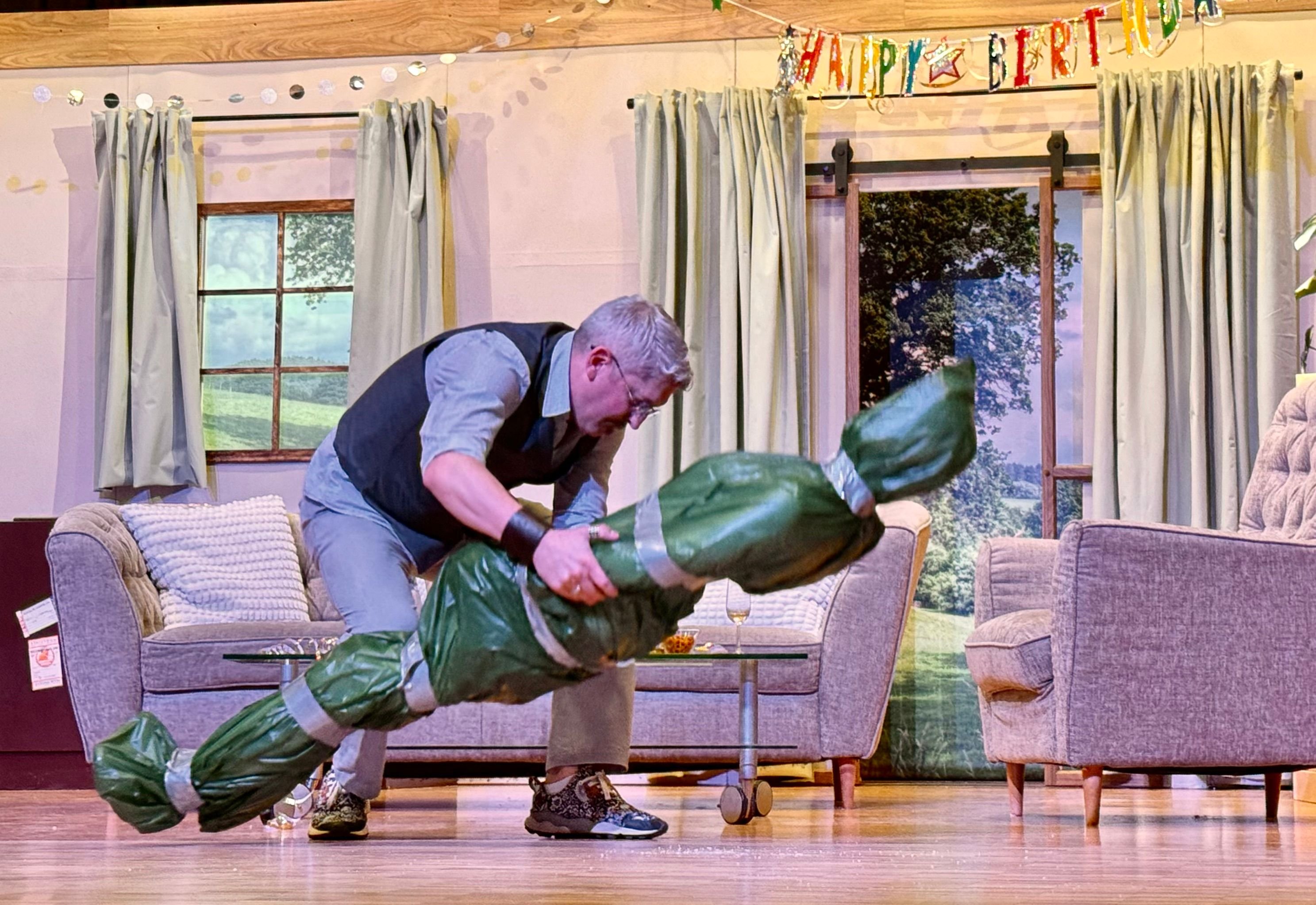 Todesfurcht-an-Geburtstagsfest-Kolpling-Theater-Dietikon-zeigt-eine-kom-diantische-Horrorparty-mit-Sekt-und-Torte