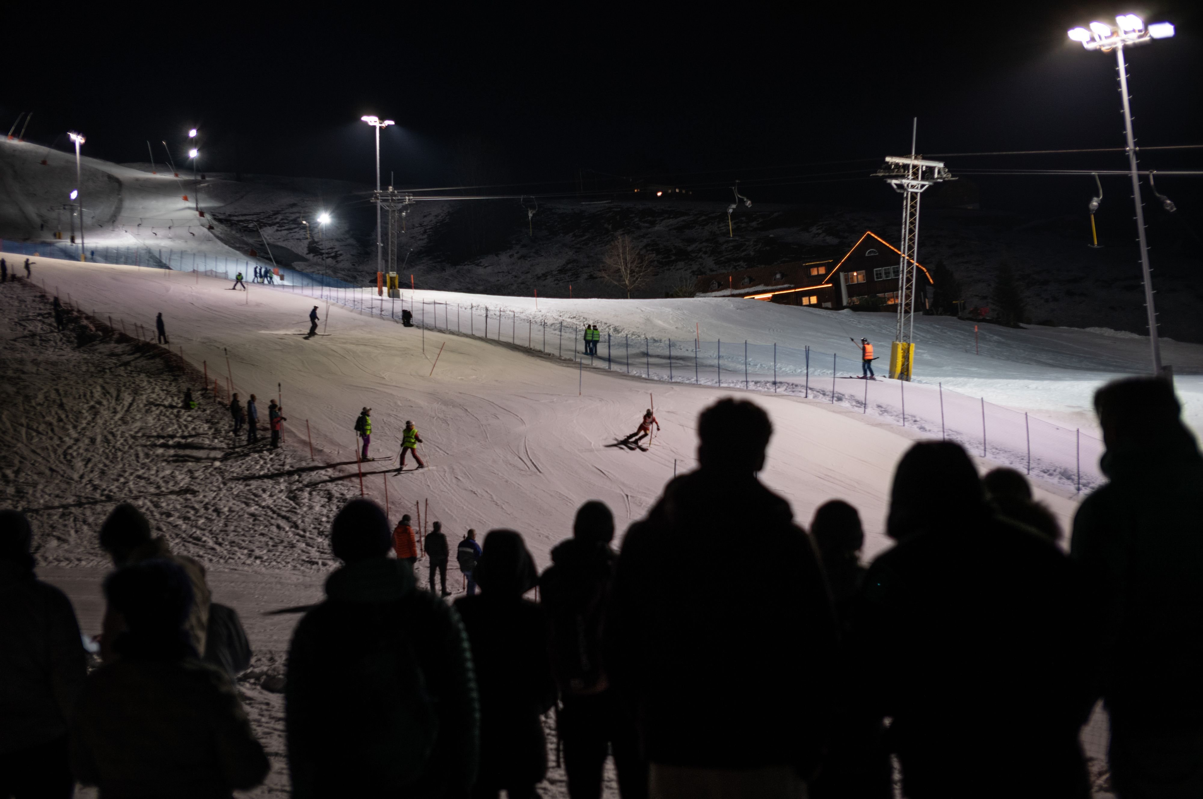 spannung-in-eisiger-k-lte-fis-skirennen-am-skilift-horn-mit-podcastern-und-hunderten-zuschauern