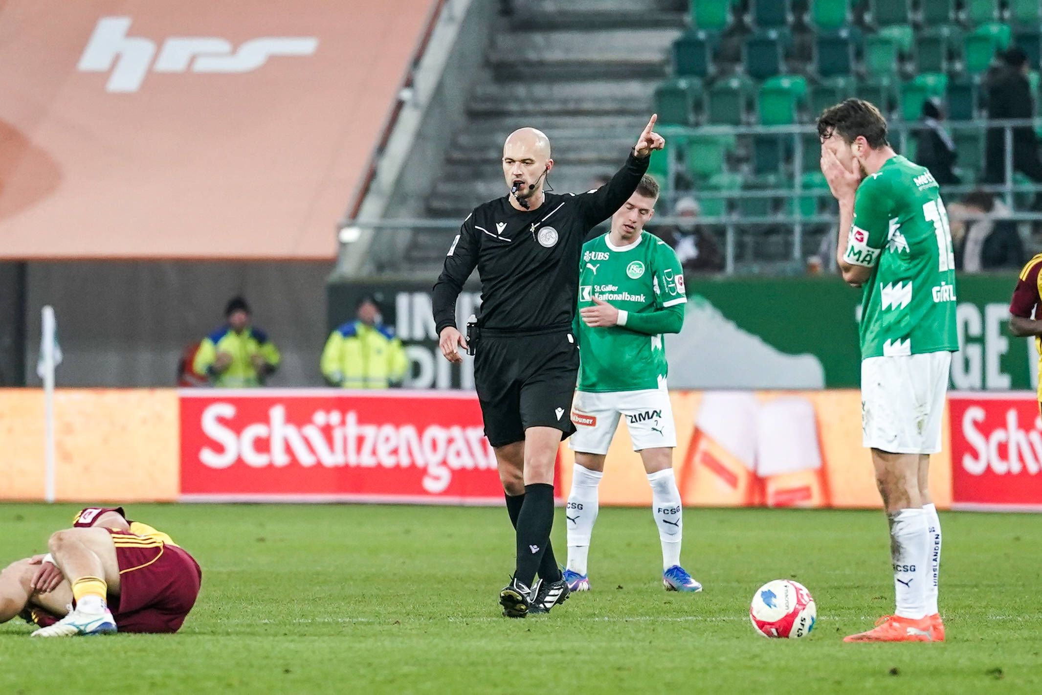 -Weiterspielen-w-re-der-beste-Entscheid-gewesen-das-sagt-Schiedsrichterchef-Daniel-Wermelinger-nach-dem-umstrittenen-Penaltypfiff-gegen-St-Gallen