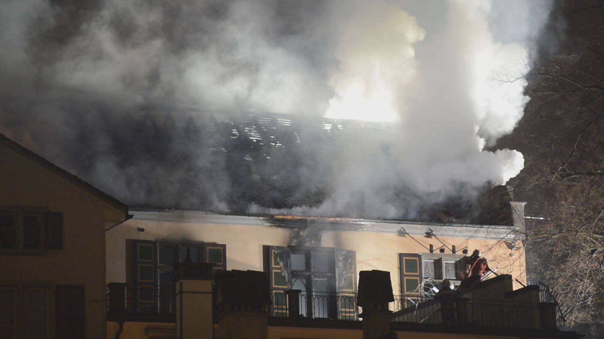 Z-rcher-Wahrzeichen-in-Flammen-Grossbrand-am-Lindenhof