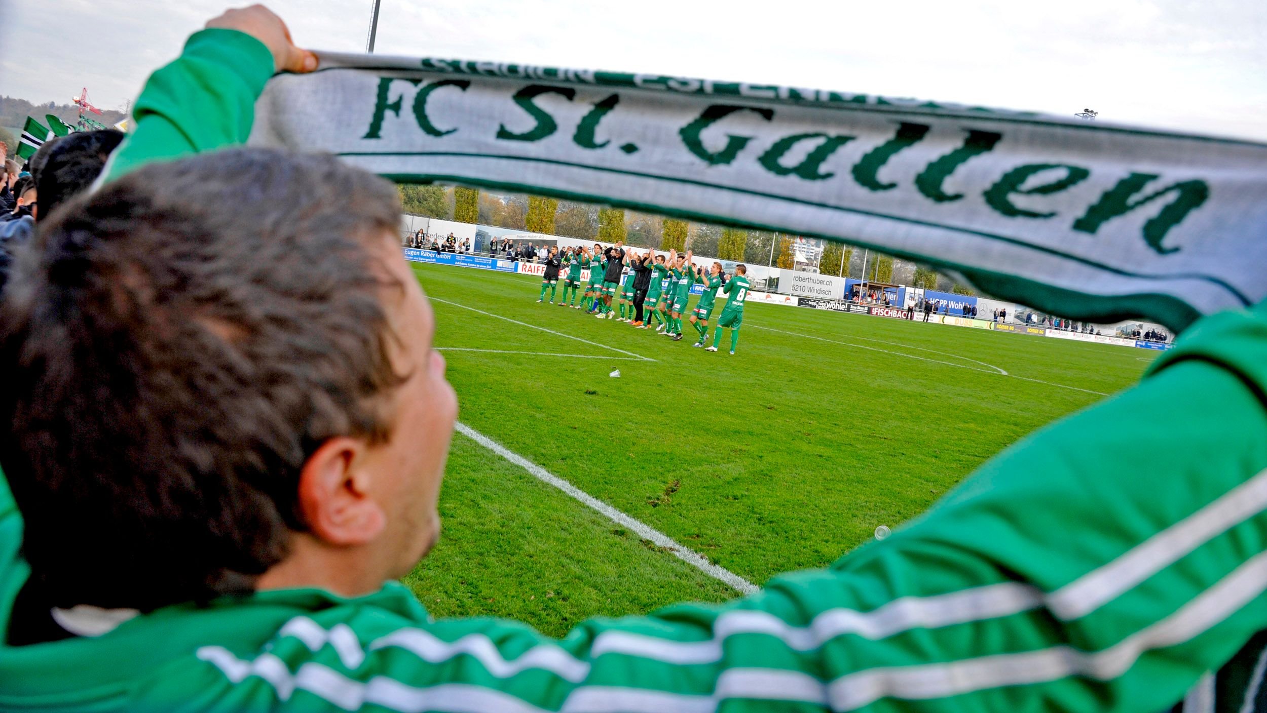 mit-dem-schal-vor-dem-gesicht-an-der-kamera-vorbei-videokontrolle-bei-fcsg-spiel-zeigt-l-cken