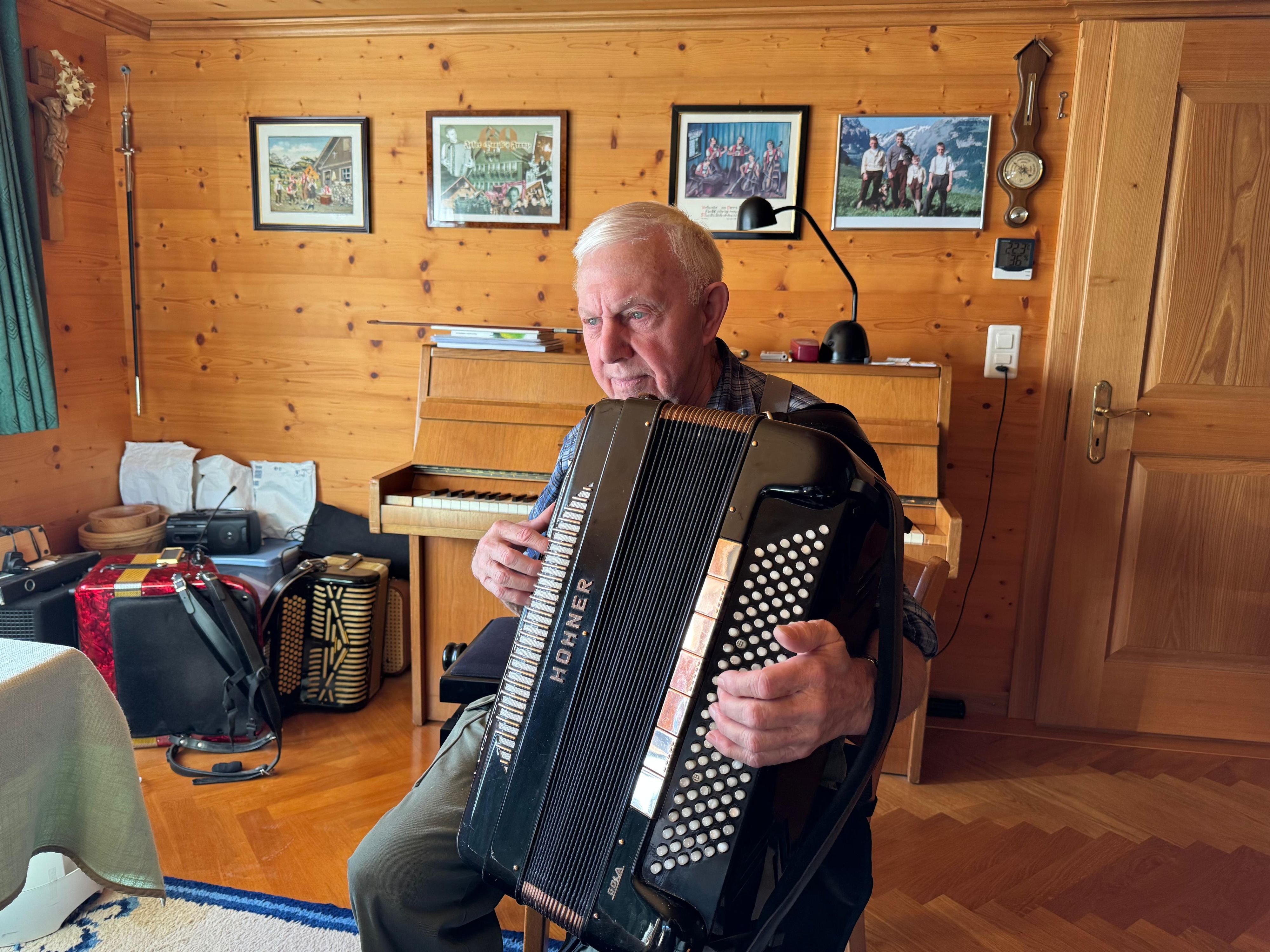 Er-hat-schon-mit-einem-Bundesrat-gespielt-und-musste-vor-Curlern-fl-chten-Baazlis-Franz-erh-lt-denn-Innerrhoder-Kulturpreis