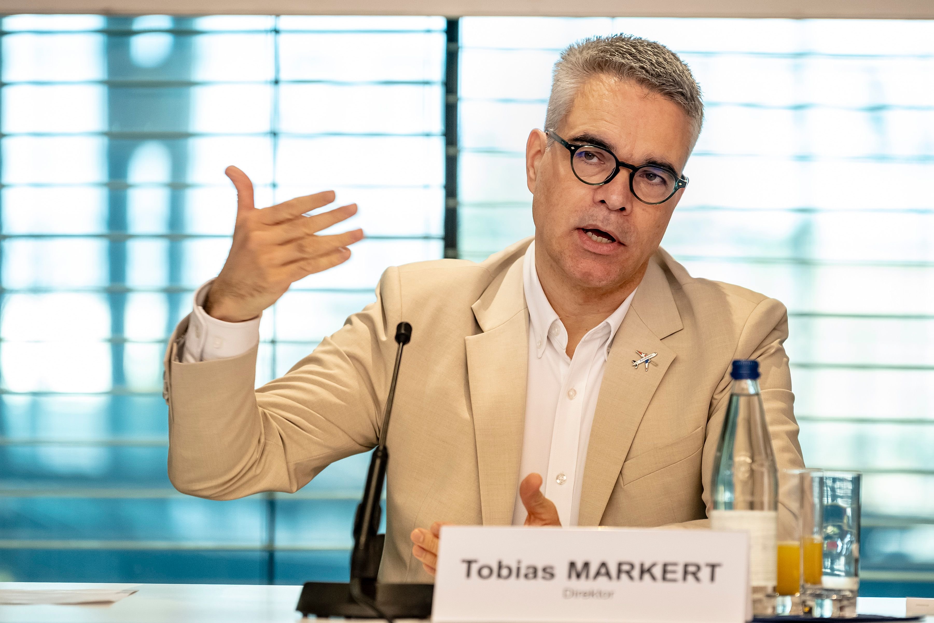 -Wir-glauben-dass-das-Projekt-realisierbar-ist-Flughafen-Direktor-Tobias-Markert-h-lt-am-Bahnanschluss-fest