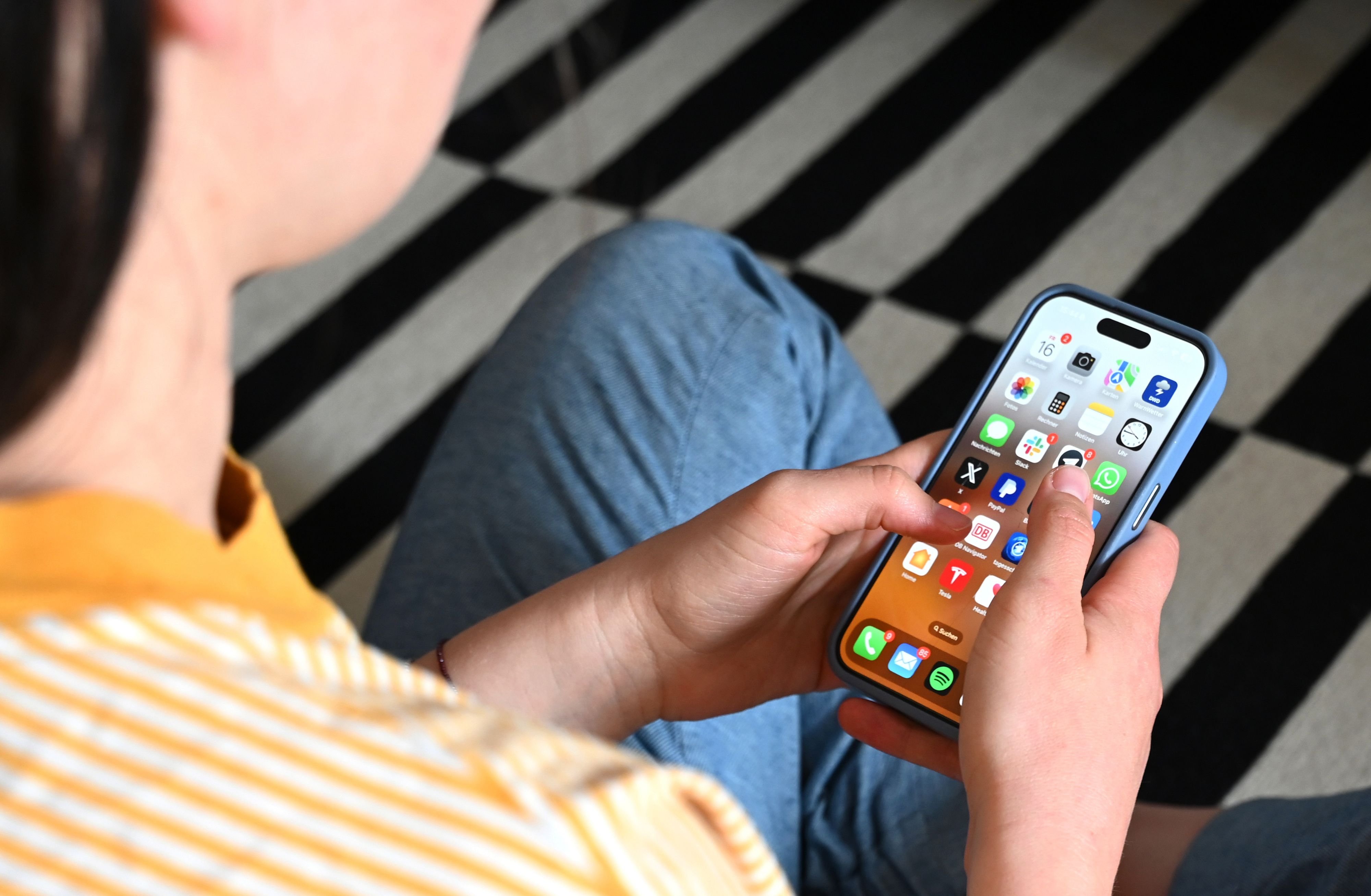 Bereits-zum-n-chsten-Schuljahr-Frankreichs-Parlament-f-r-Social-Media-Verbot-unter-15