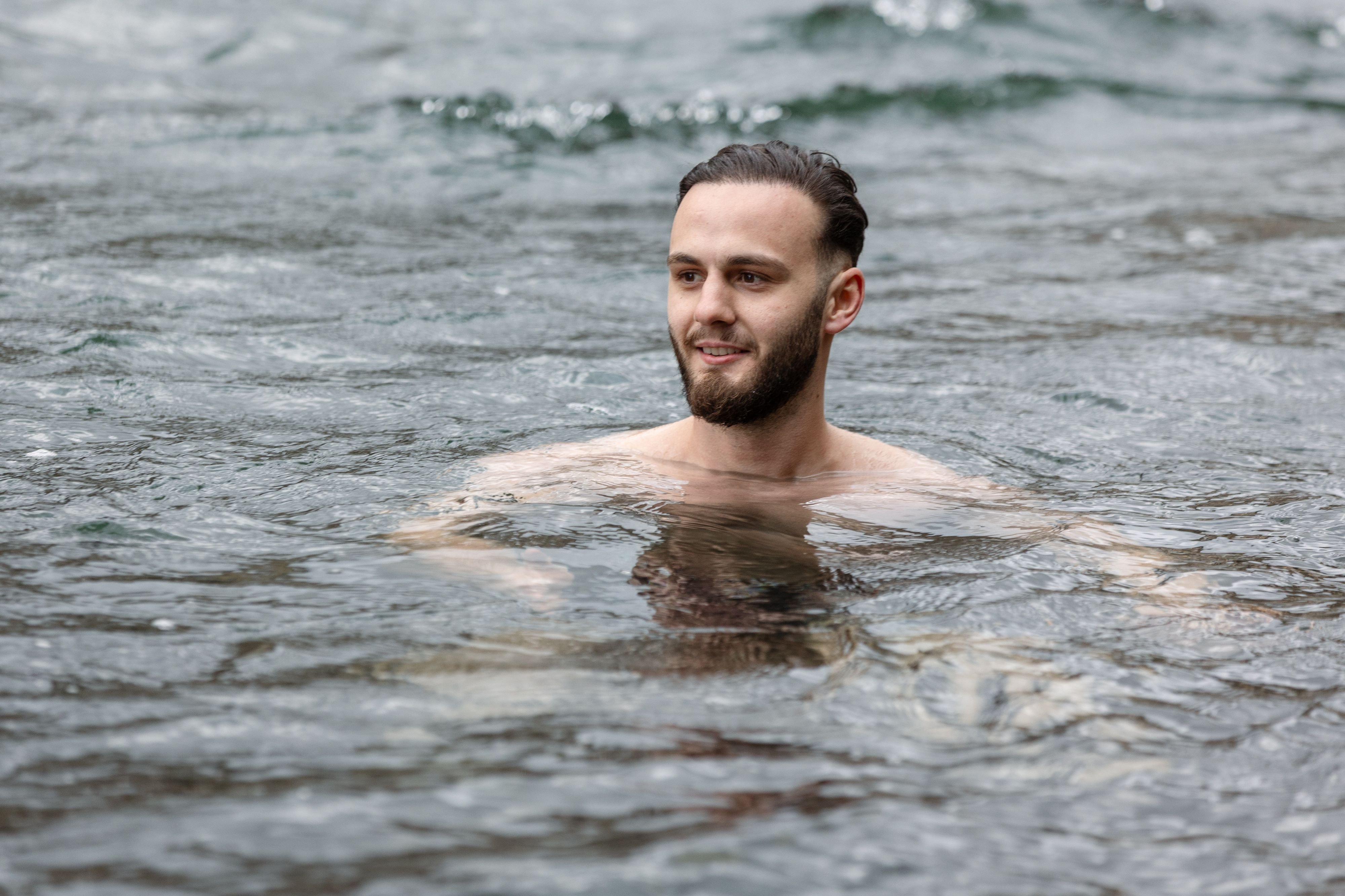 -Eisbaden-macht-mich-gl-cklich-Neuenhofer-schwimmt-bei-5-Grad-in-der-Limmat-und-hofft-dass-es-zum-Trend-wird