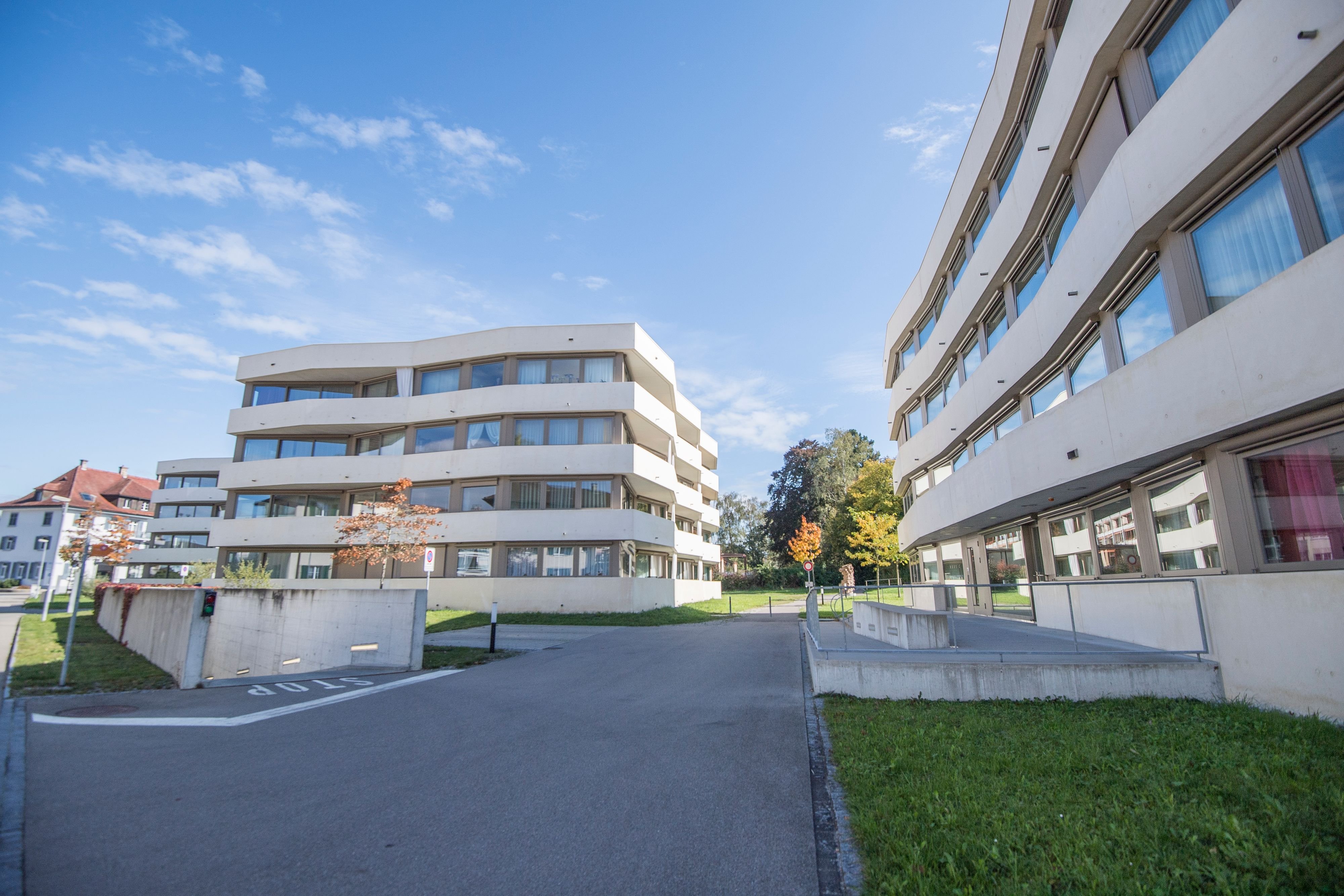 Verf-rbung-Rost-und-Algen-Wegen-fehlerhaften-Fassadenaufbaus-werden-in-der-Parksiedlung-Talacker-Sanierungsarbeiten-notwendig