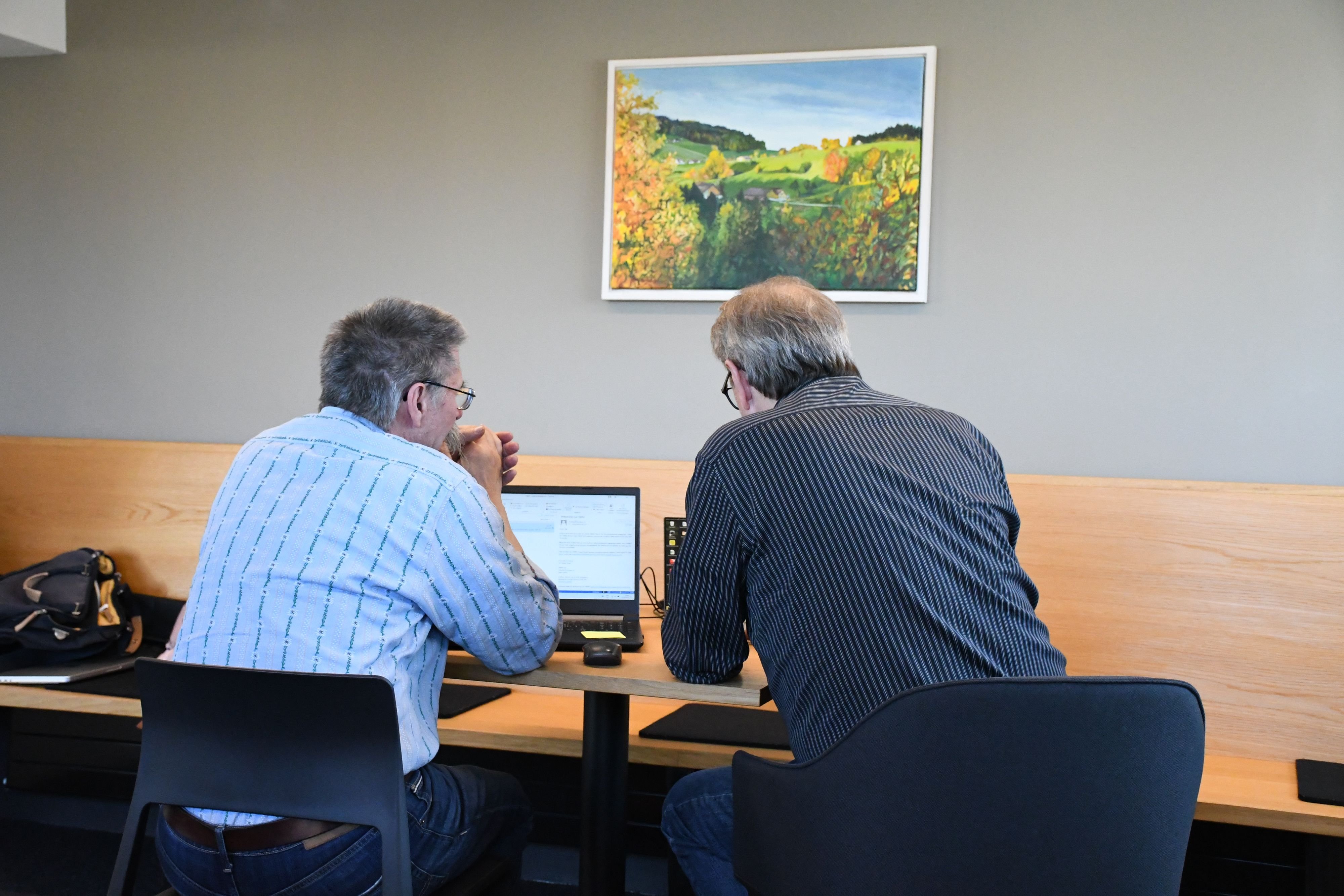 -es-ist-wichtig-dass-die-lteren-menschen-vorbeikommen-und-sich-von-unseren-spezialisten-beraten-lassen-das-digi-kafi-in-kirchberg-st-sst-auf-resonanz