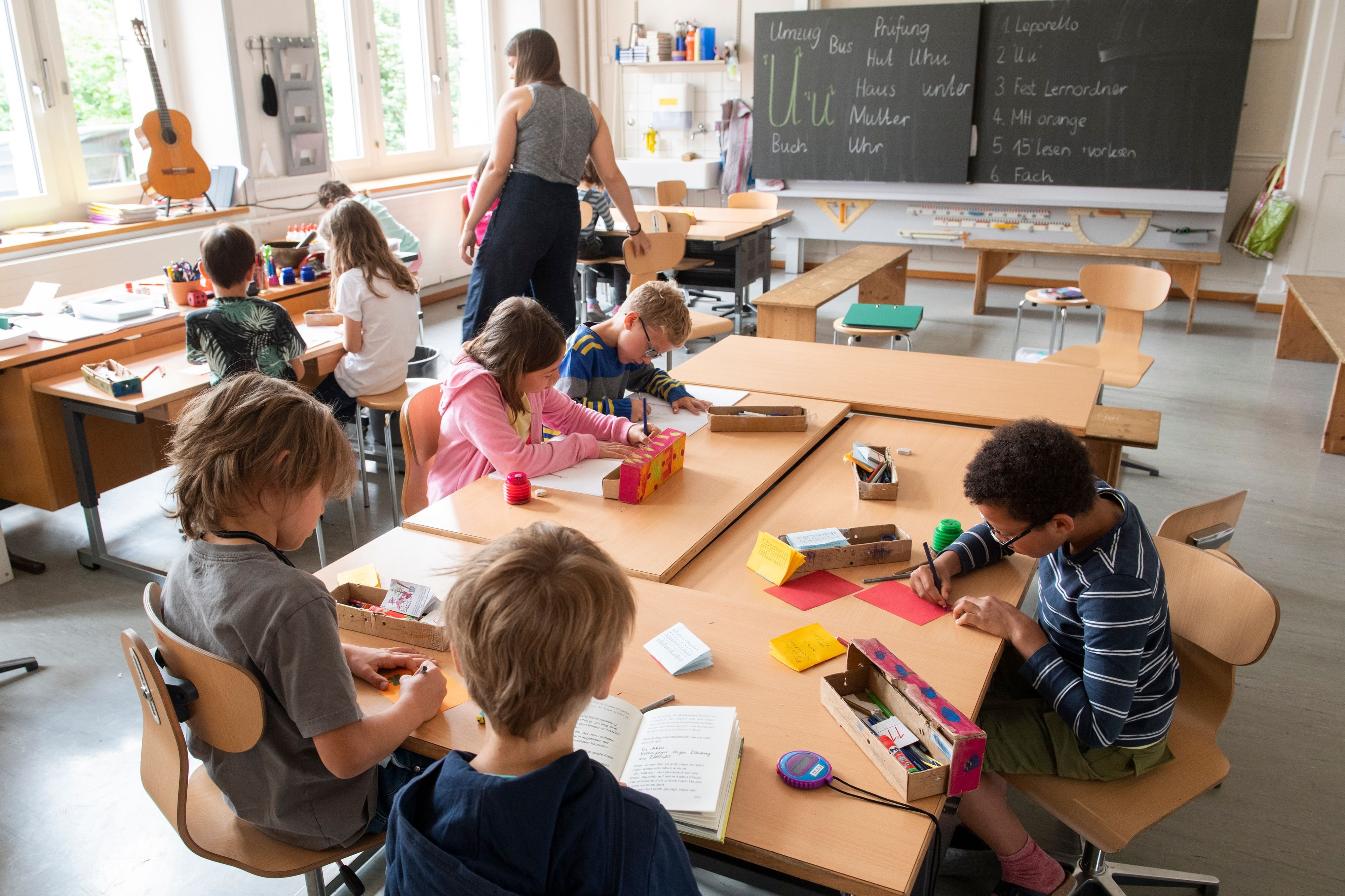 Sch-ler-stellen-Zeugnis-aus-Baden-erf-llt-die-kantonalen-Qualit-tsanforderungen