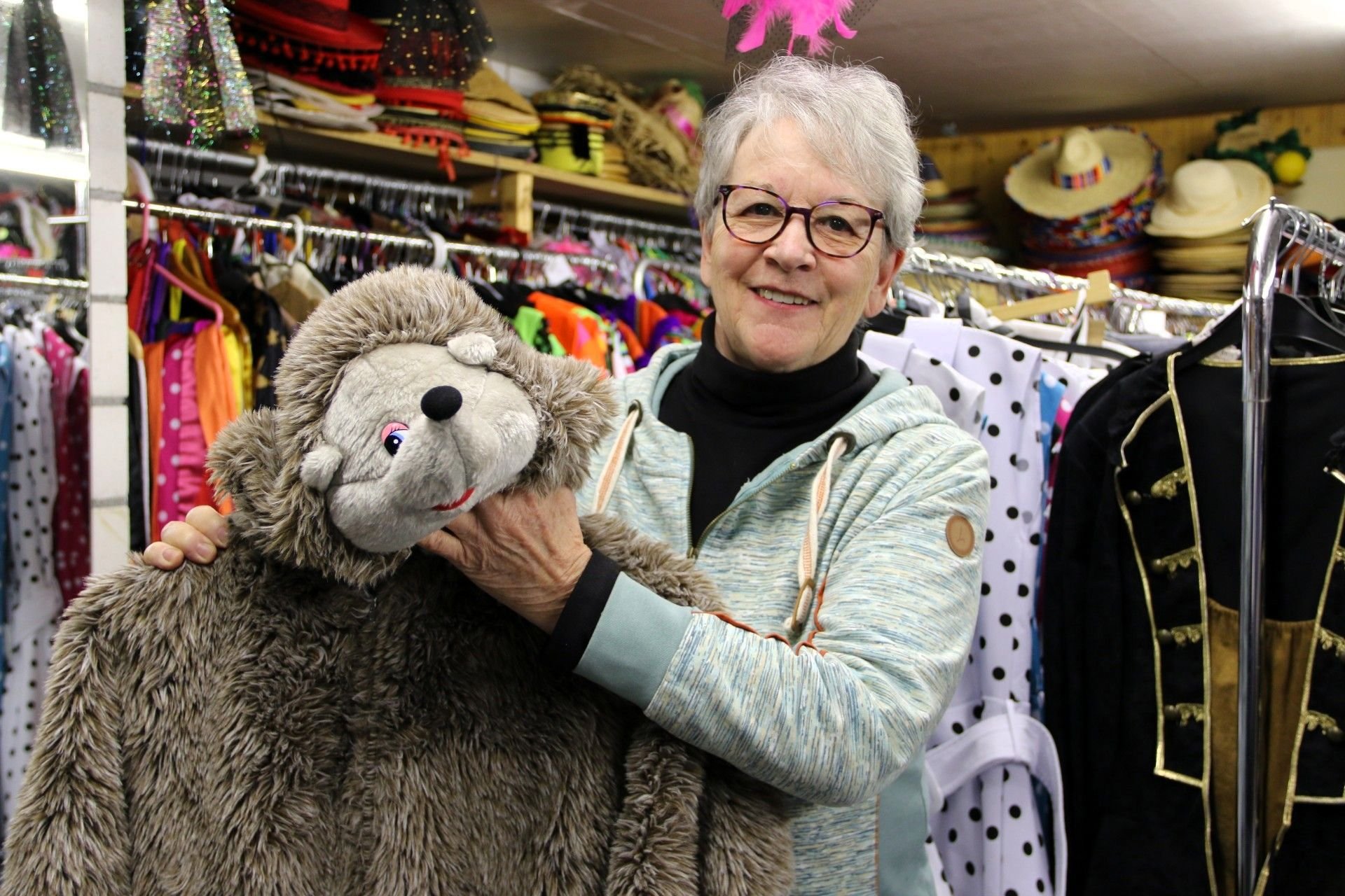 Die-Kinder-von-damals-sind-die-Kunden-von-heute-M-ggi-Althaus-verleiht-seit-40-Jahren-Kost-me-in-B-rglen