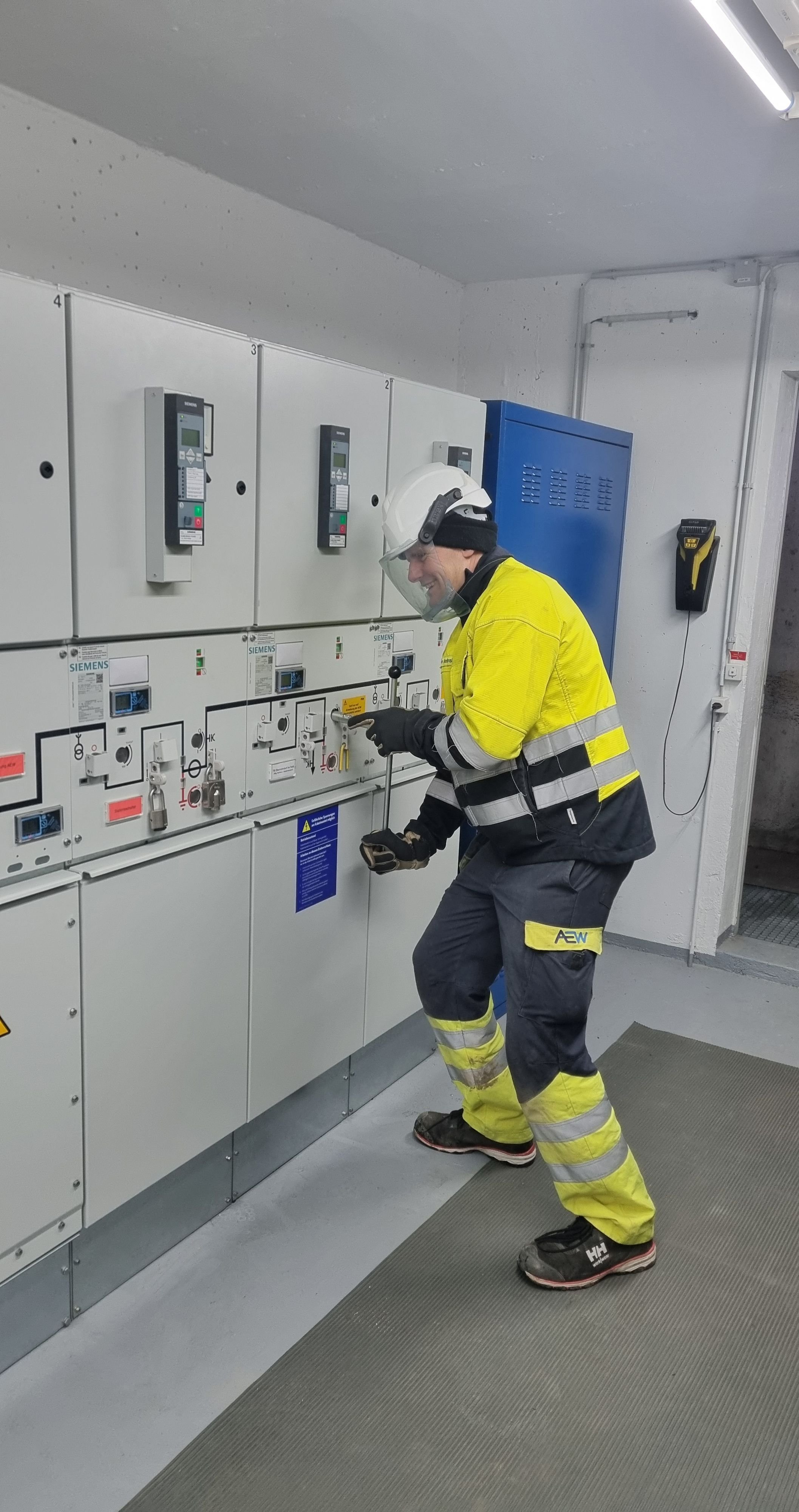 11-2-Kilometer-lang-8-Trafostationen-Neue-Stromleitung-am-Rohrdorferberg-ist-in-Betrieb