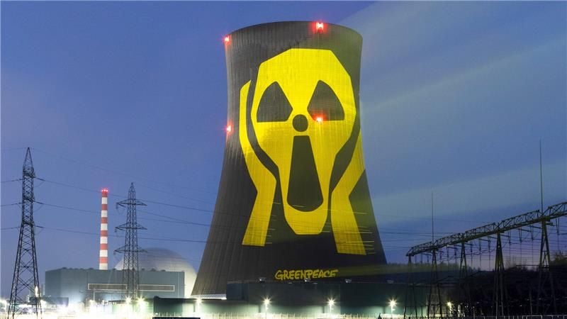 umweltaktivisten-beleuchten-k-hlturm-des-akw-g-sgen