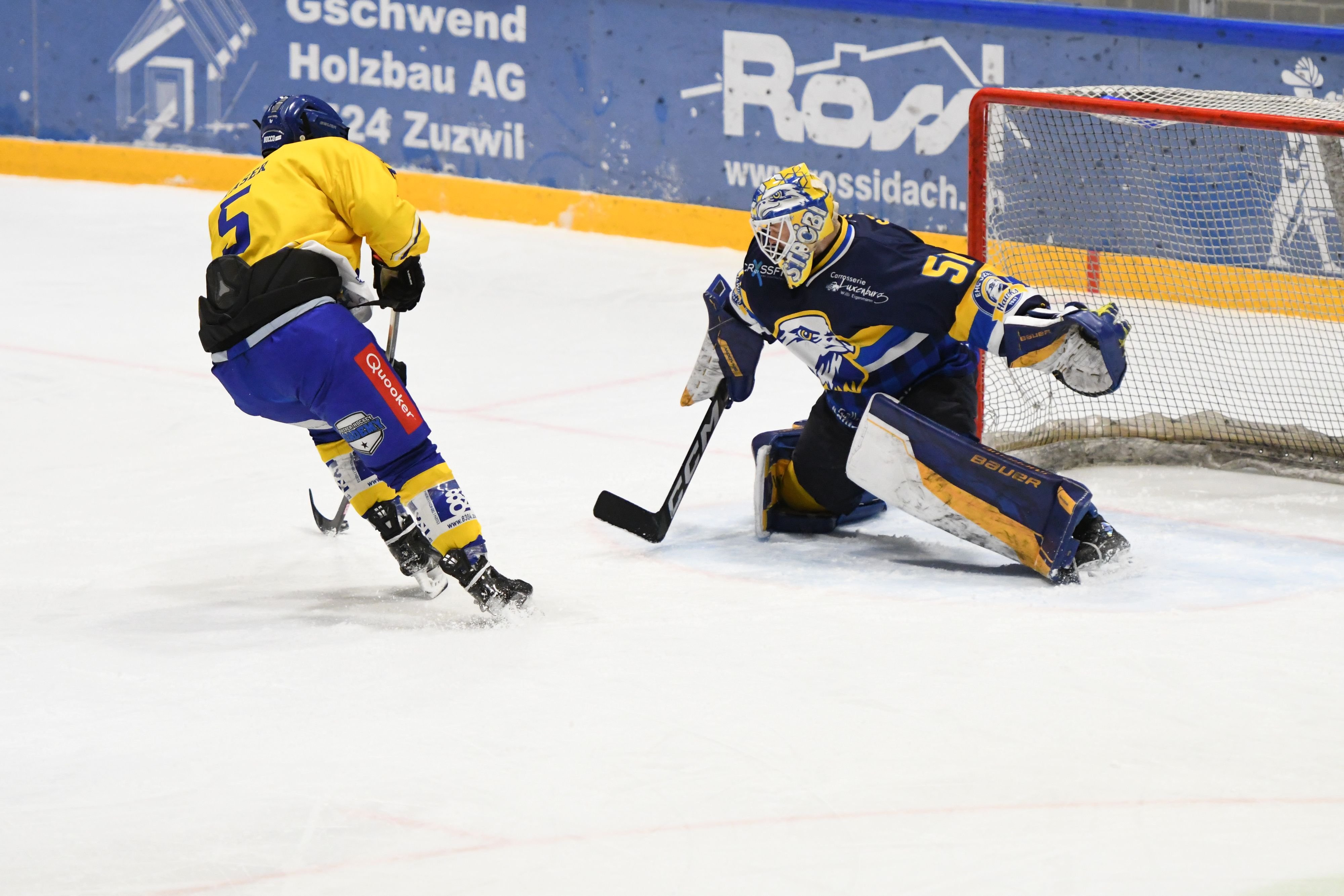 Einer-h-tet-das-Tor-der-andere-die-Regeln-Die-Gebr-der-Michael-und-Philipp-Str-bel-haben-eine-ungew-hnliche-Karriere-im-Eishockey-hingelegt