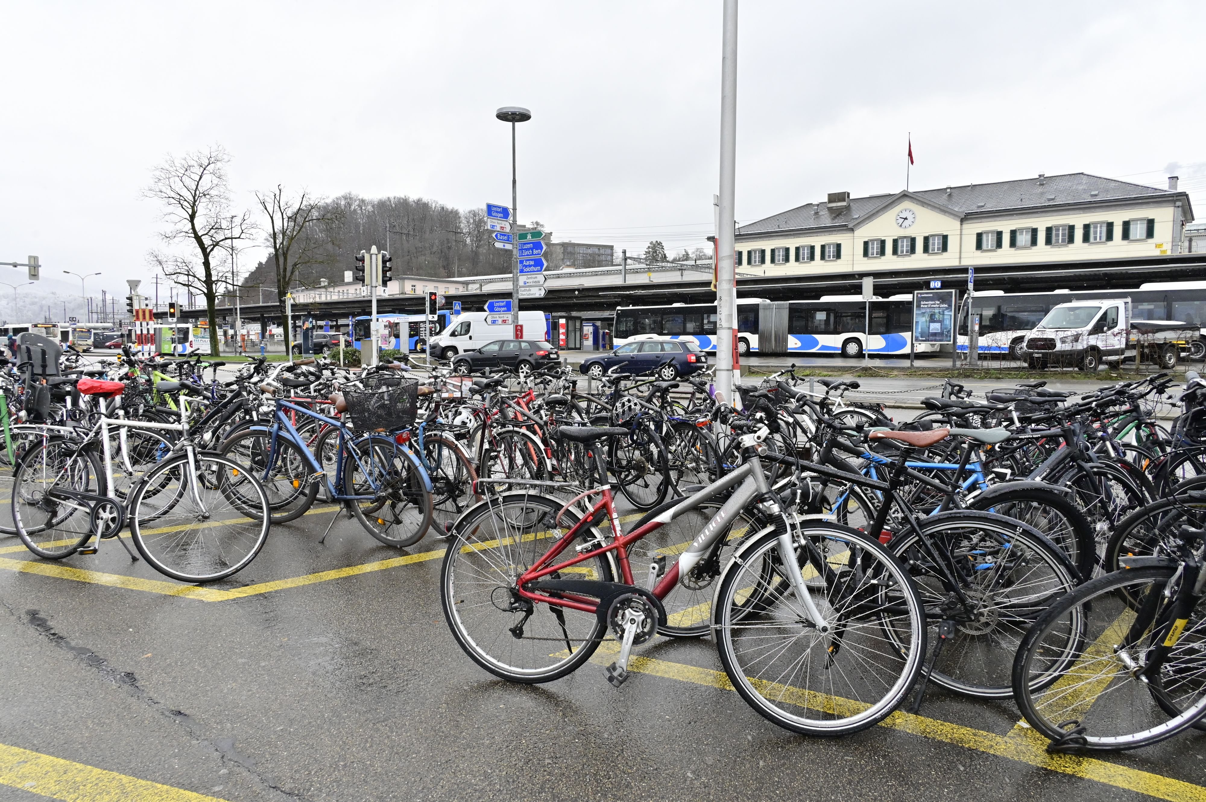 Situation-wegen-neuem-Bahnhofplatz-zu-unklar-Olten-erh-lt-vorerst-keine-neuen-Velost-nder-am-Bahnhof
