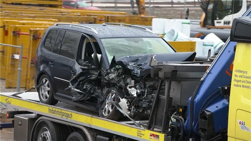 Lieferwagen-ger-t-in-Effretikon-auf-Gegenfahrbahn-Drei-Verletzte