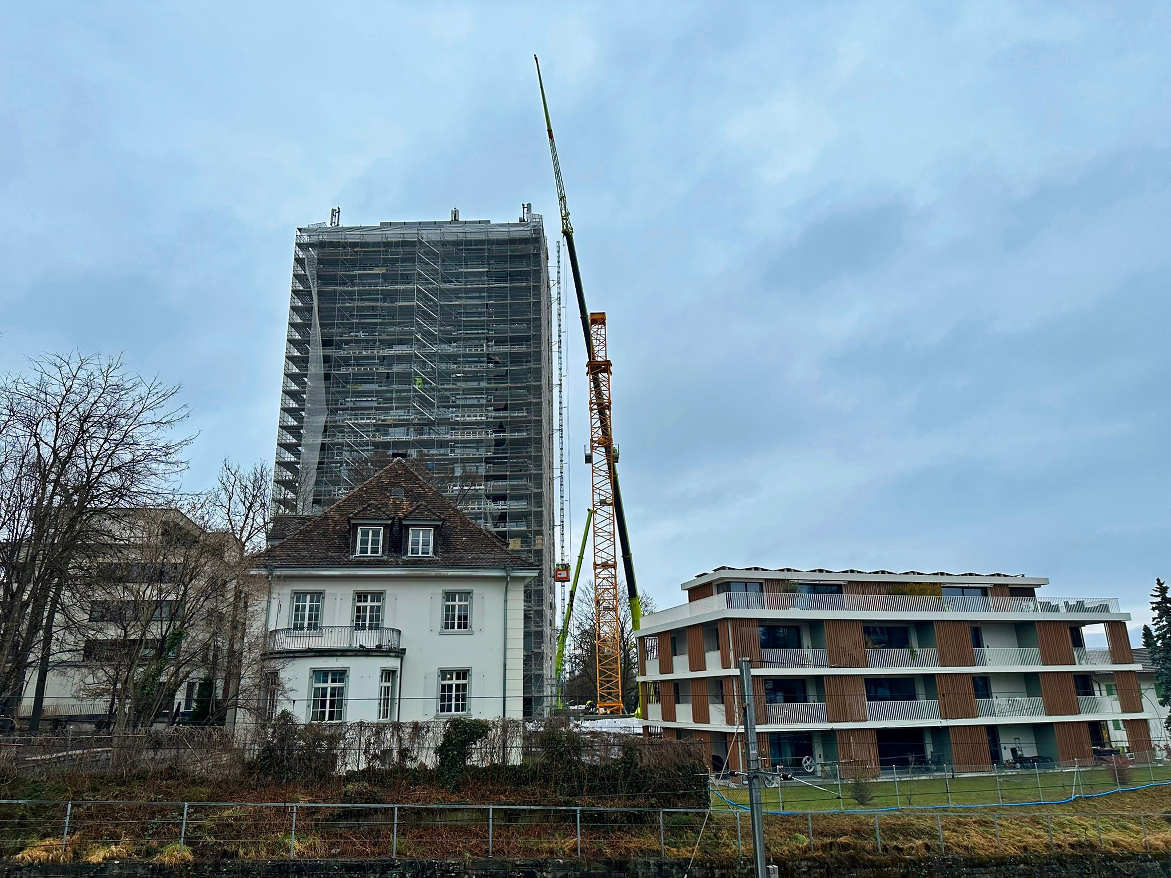 Jetzt-wird-es-spektakul-r-Das-Kreuzlinger-Hochhaus-steht-bald-ohne-Ger-st-da-zumindest-vor-bergehend
