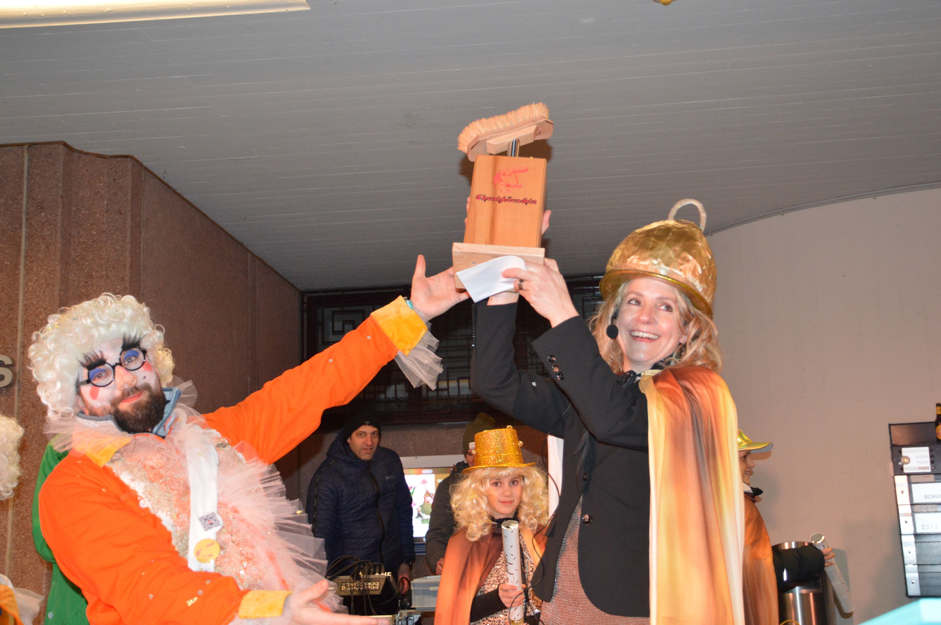 Die-Gl-cknerin-vom-Feld-erh-lt-die-Chratzb-rschte-f-r-das-ungeplante-n-chtliche-L-uten