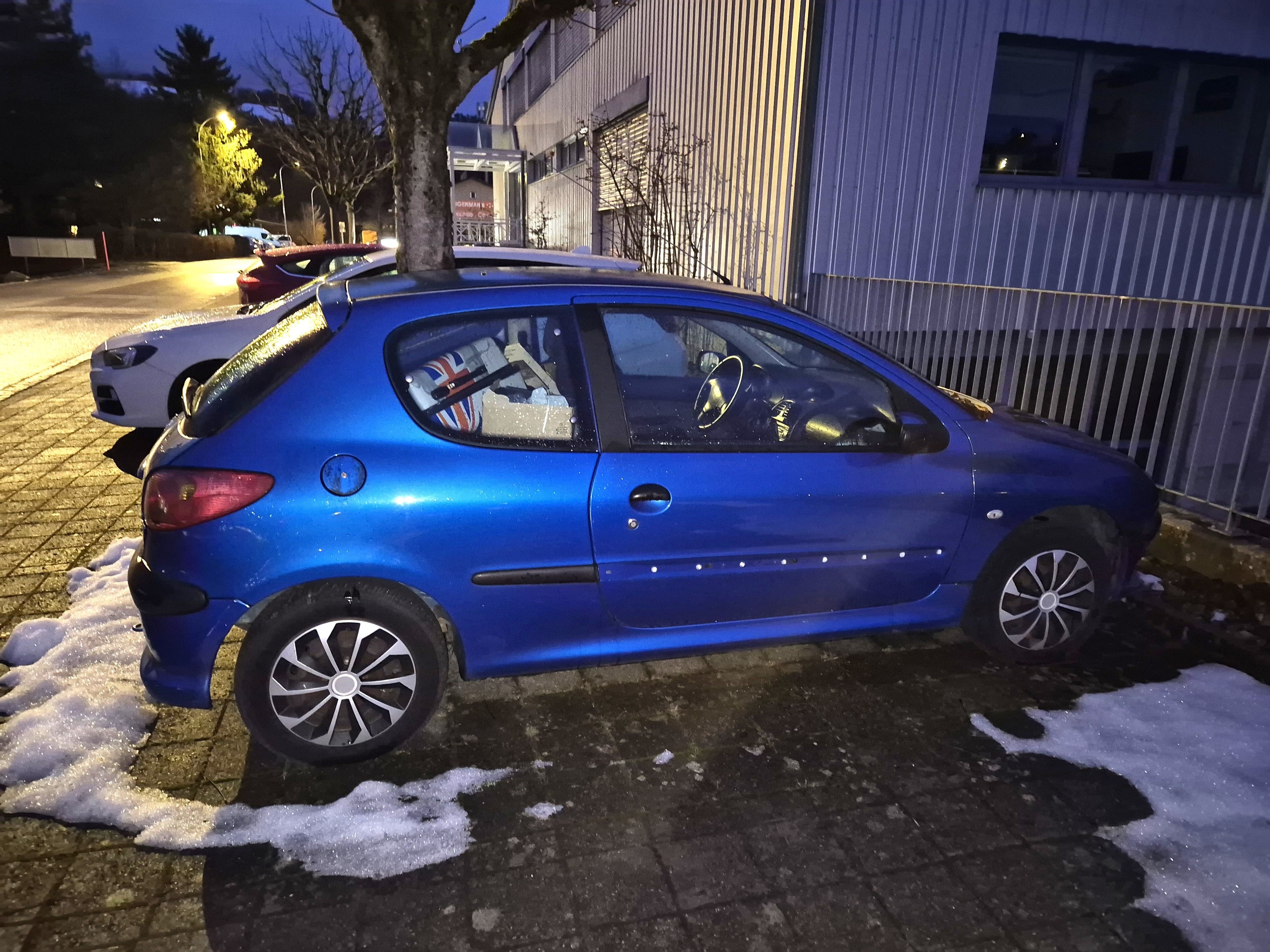 Das-n-chste-Geisterauto-im-Toggenburg-Nun-steht-ein-Peugeot-auf-einem-B-tschwiler-Firmengel-nde