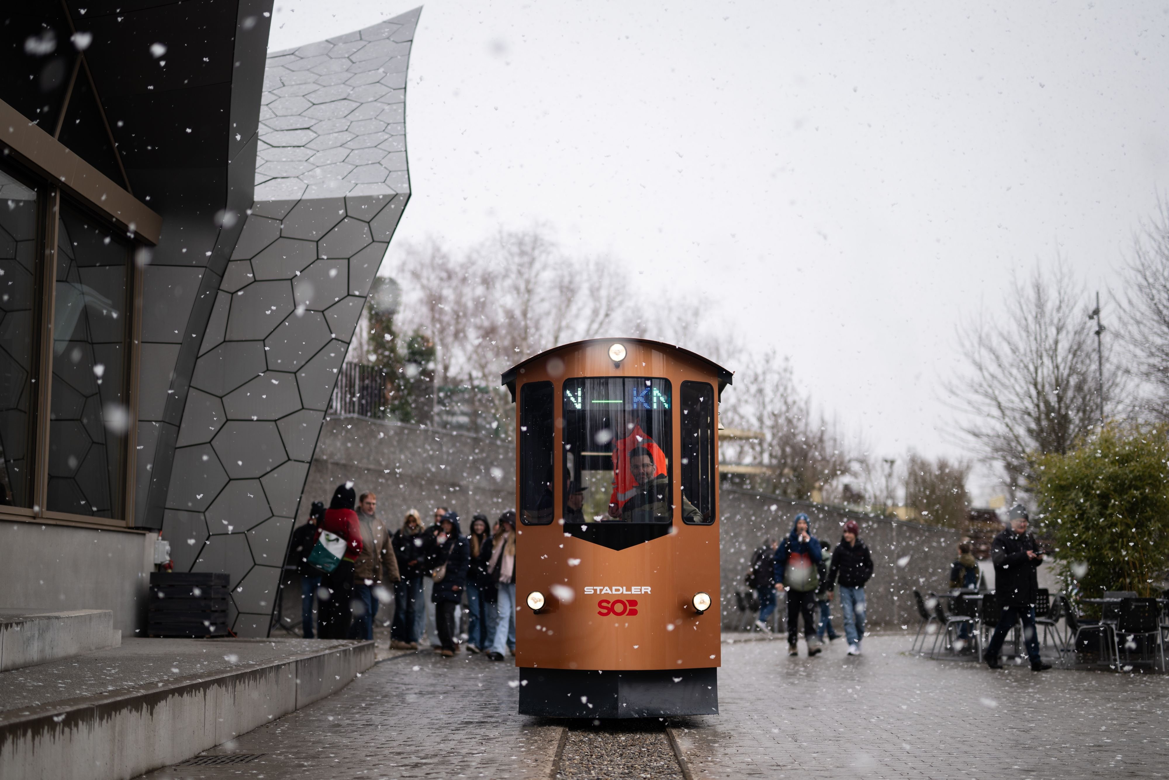 Leises-Surren-statt-Hufgetrappel-Knies-Kinderzoo-enth-llt-das-neue-Elektro-Tram