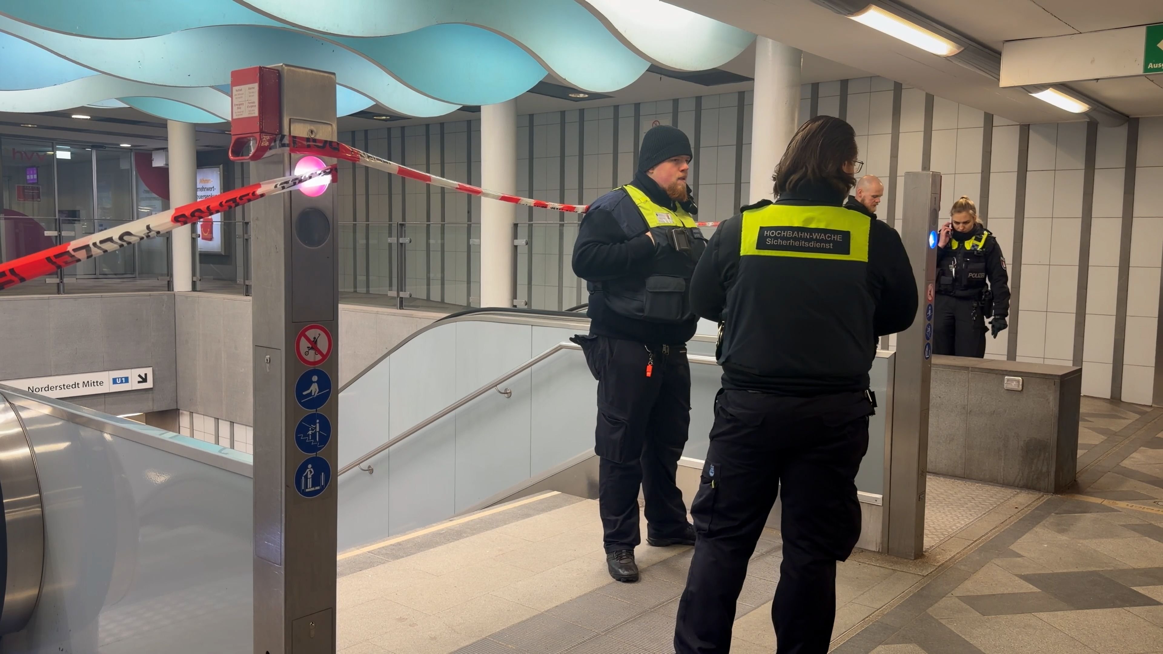 Mann-packt-Frau-und-reisst-sie-vor-fahrende-U-Bahn-beide-tot