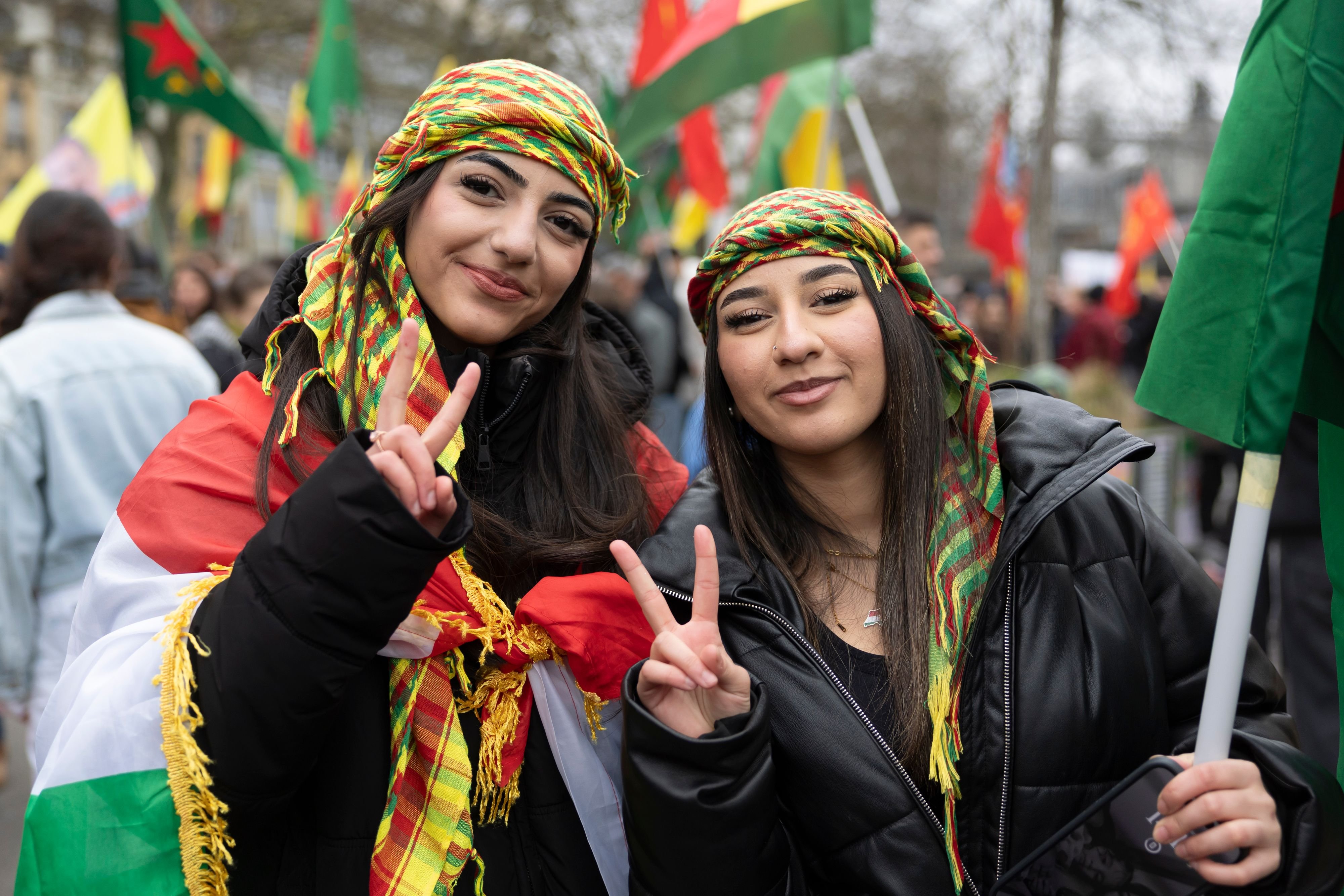 Tausende-demonstrieren-in-Bern-f-r-Kurden-in-Syrien